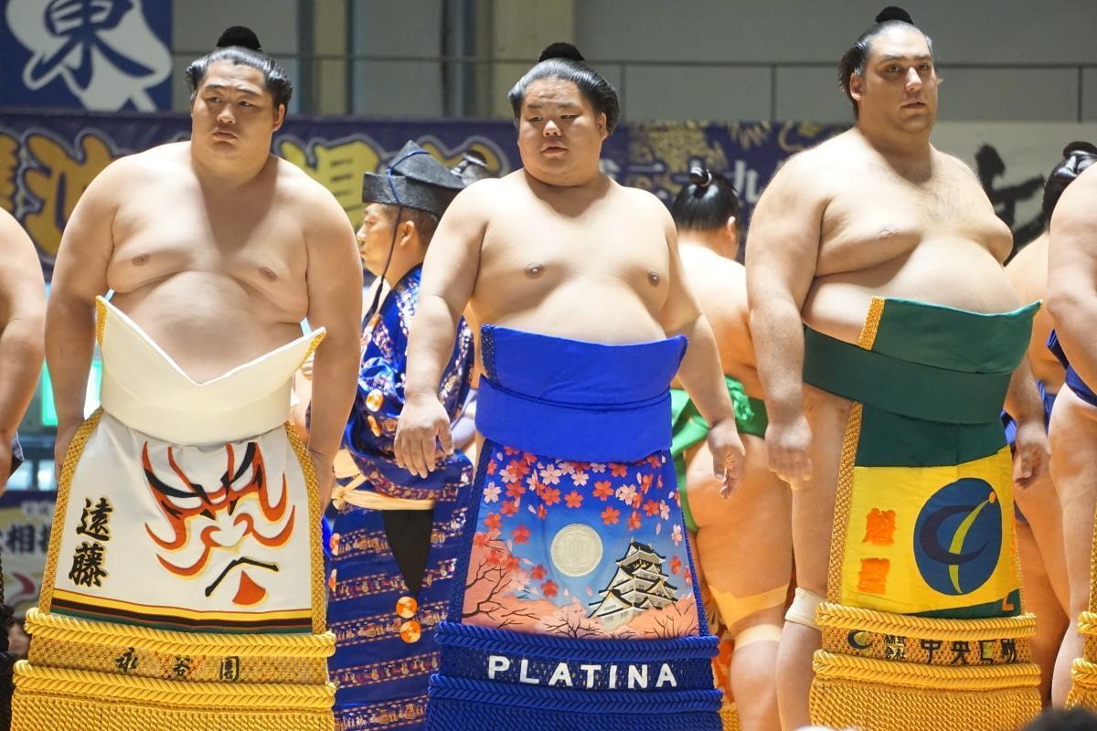 japán szumó bajnokok egymás mellett 