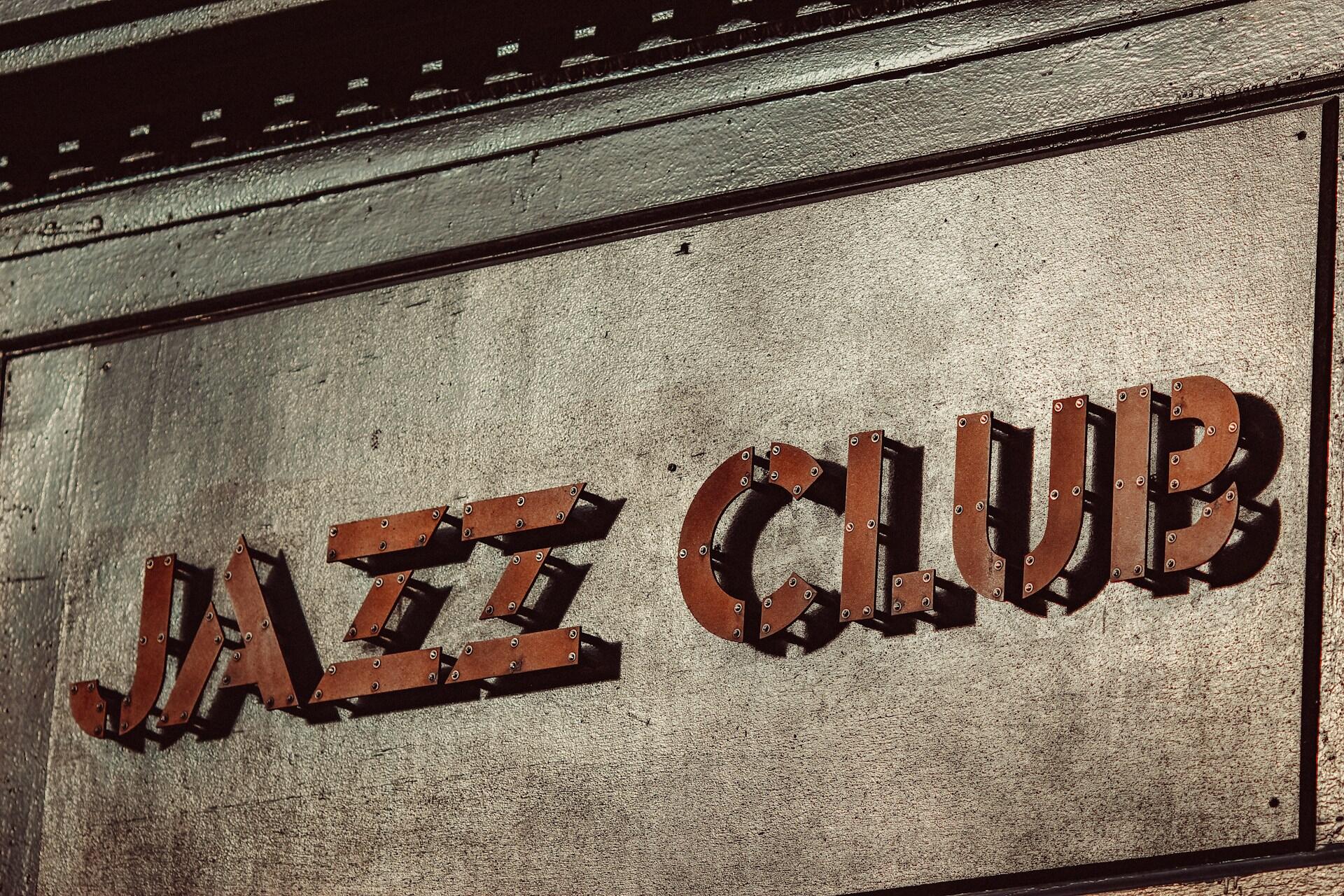 jazz club felirat épületen