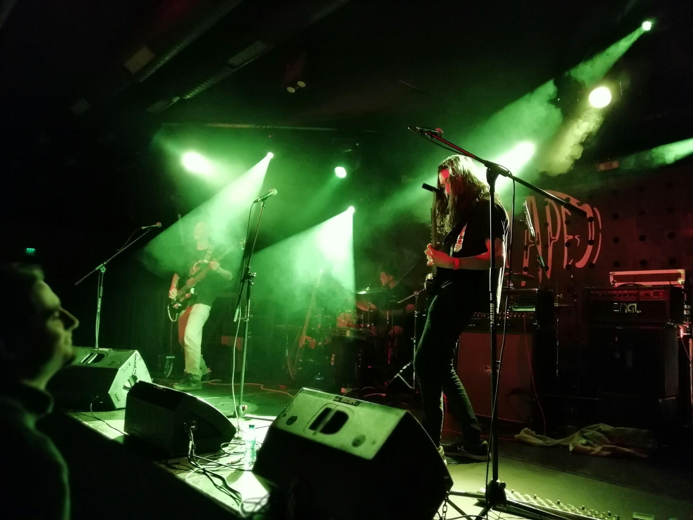 metál koncert gitárszólója