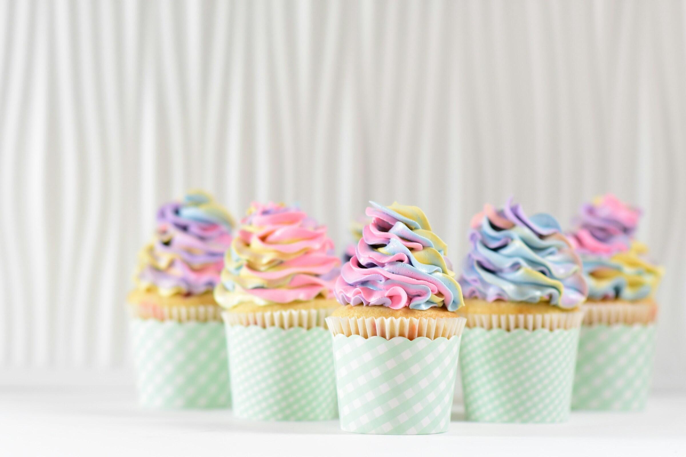 színes muffinok