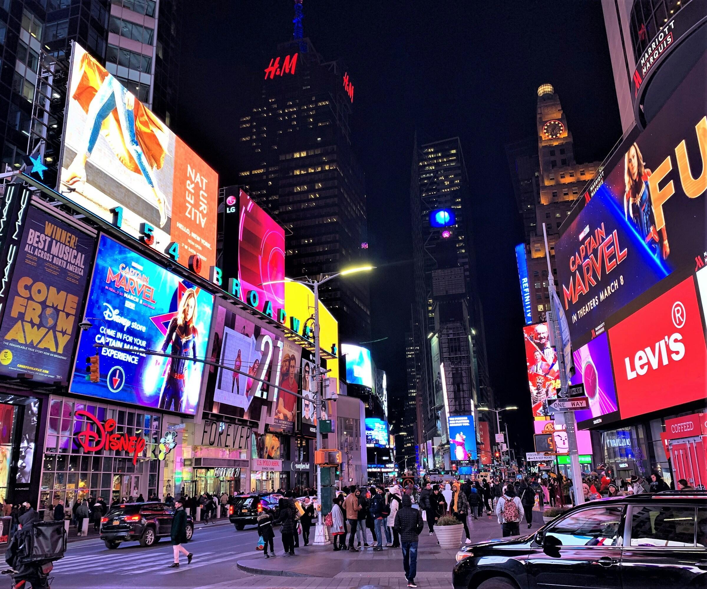 times square esti fényben