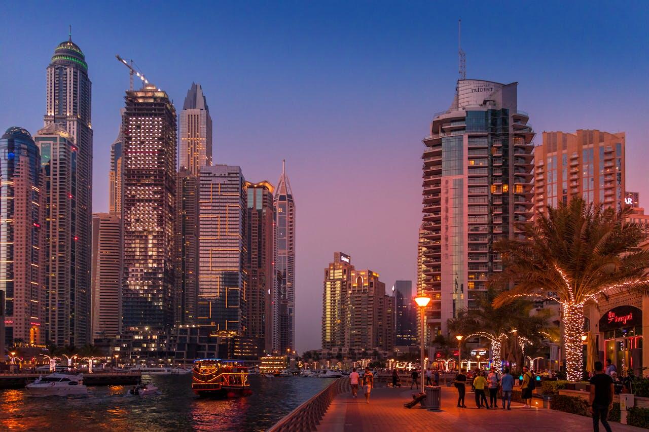 dubaj naplementében sétálva