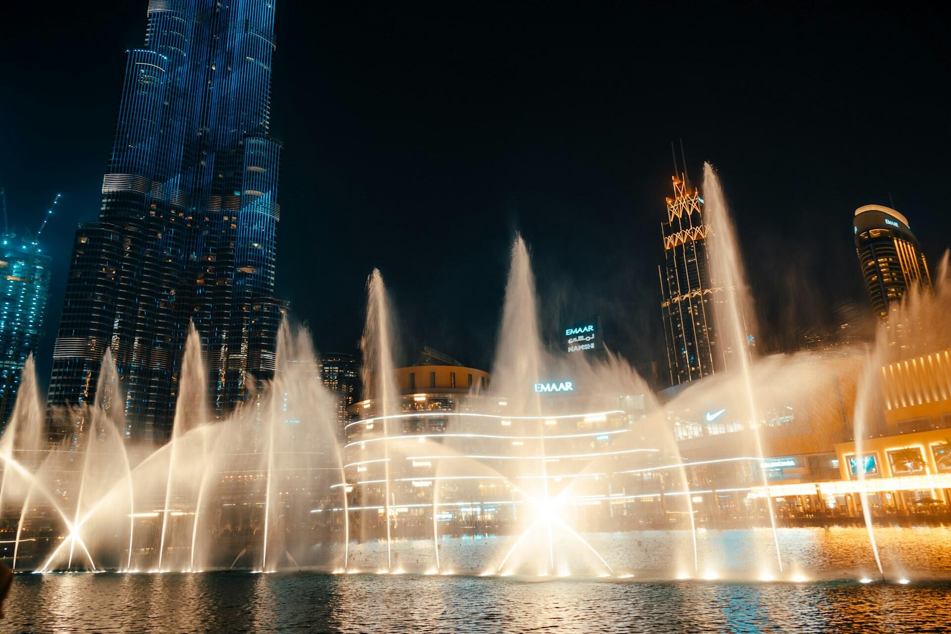dubaji szökőkút esti fényben