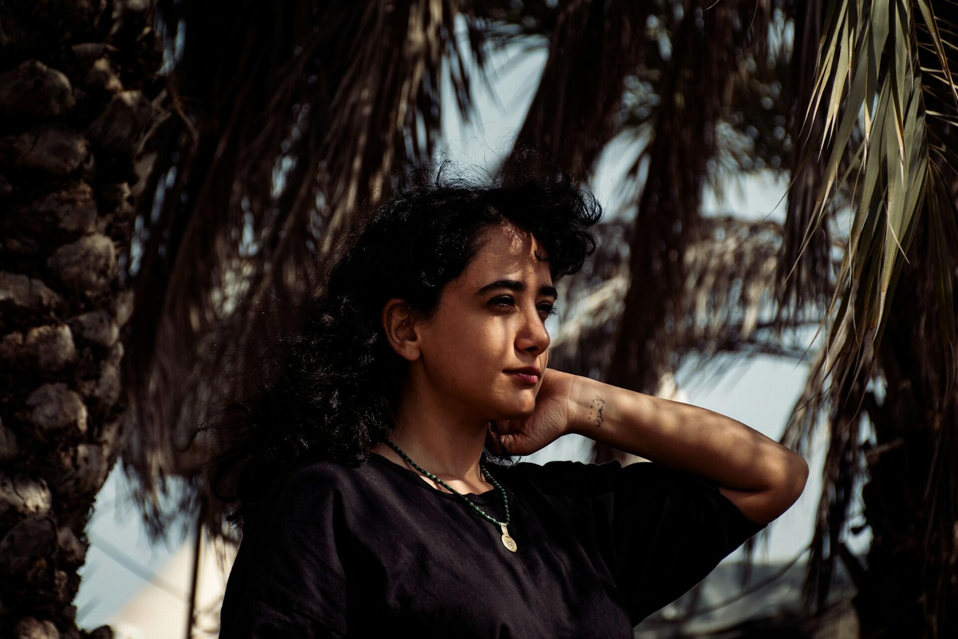arab származású lány a pálmafa árnyékában