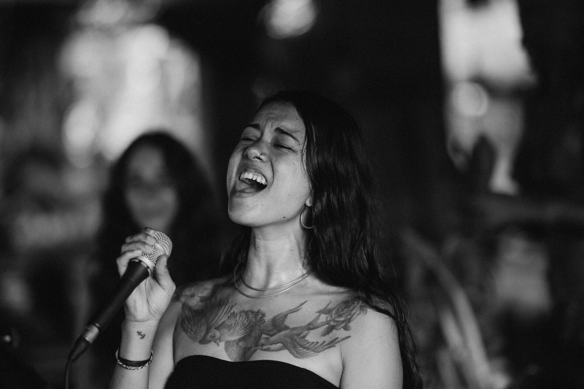 énekes lány mikrofonnal