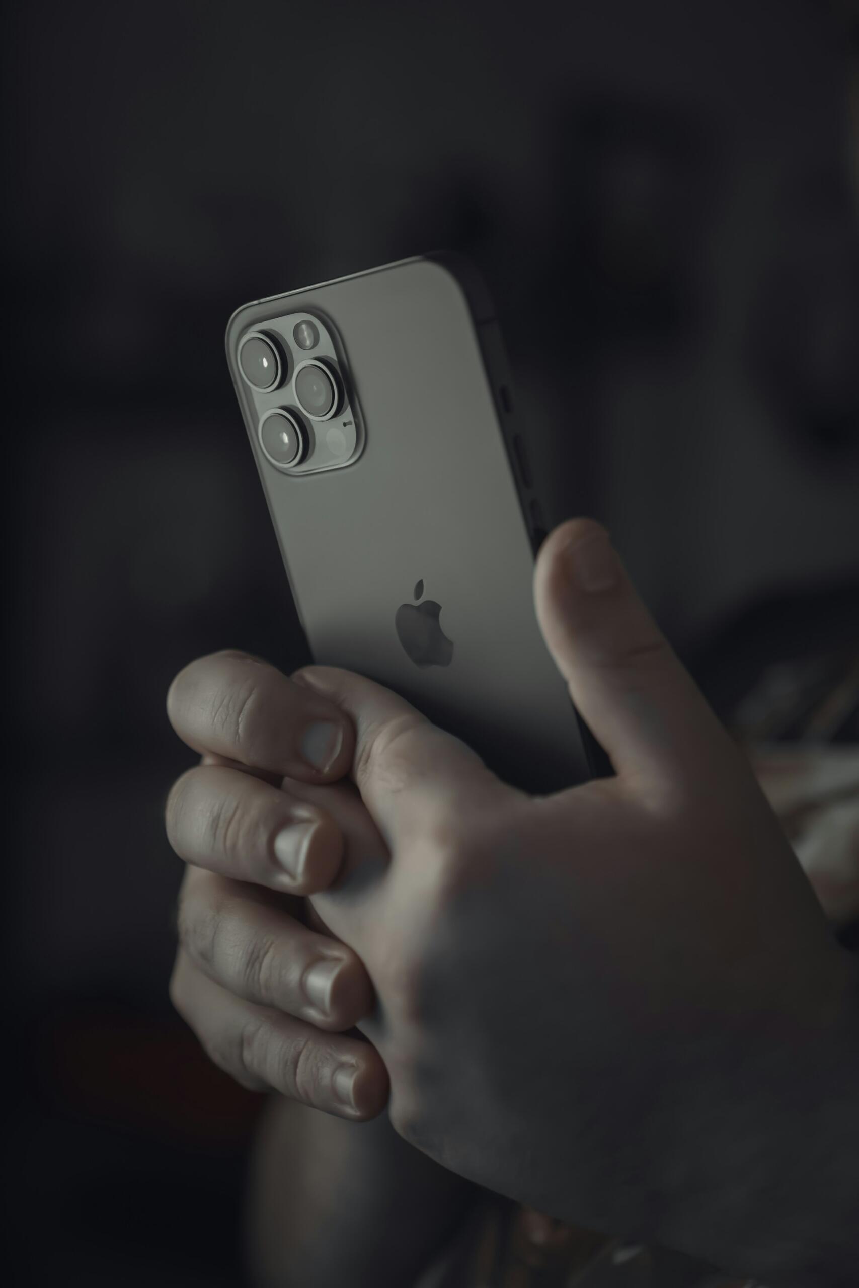 iphone telefon kézben