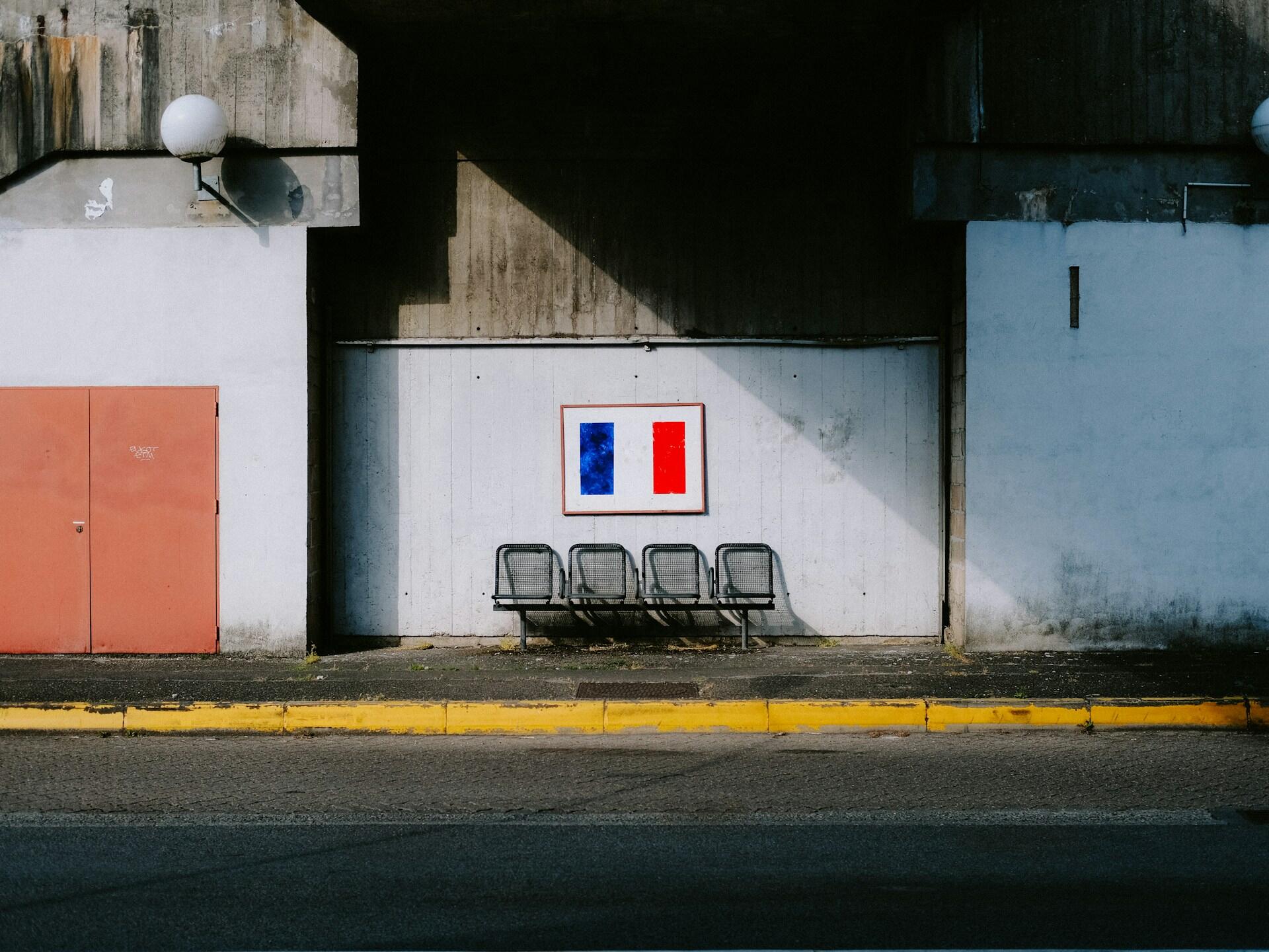 francia zászló pad felett