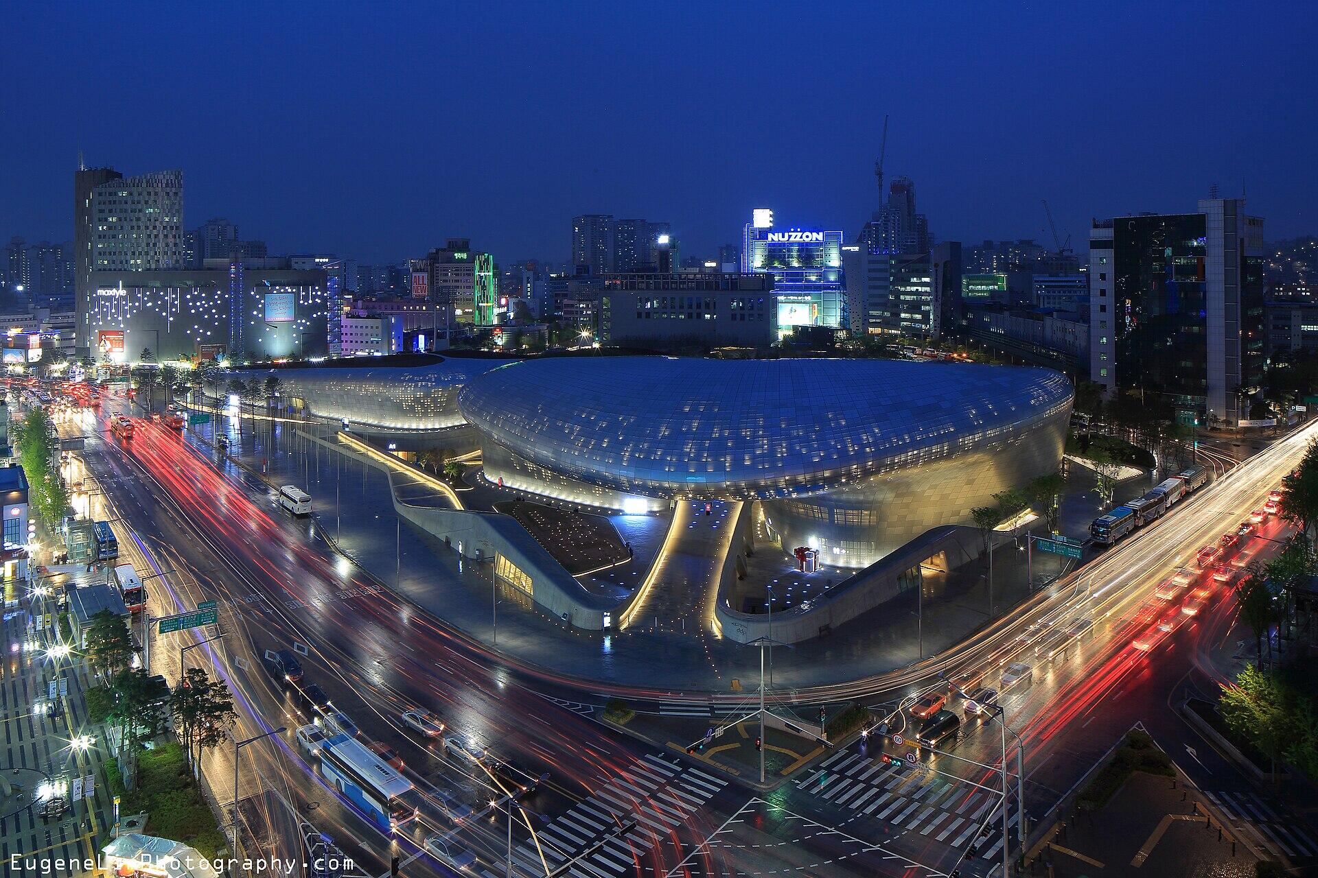 Dongdaemun_Design_Plaza_ejszaka_szoul