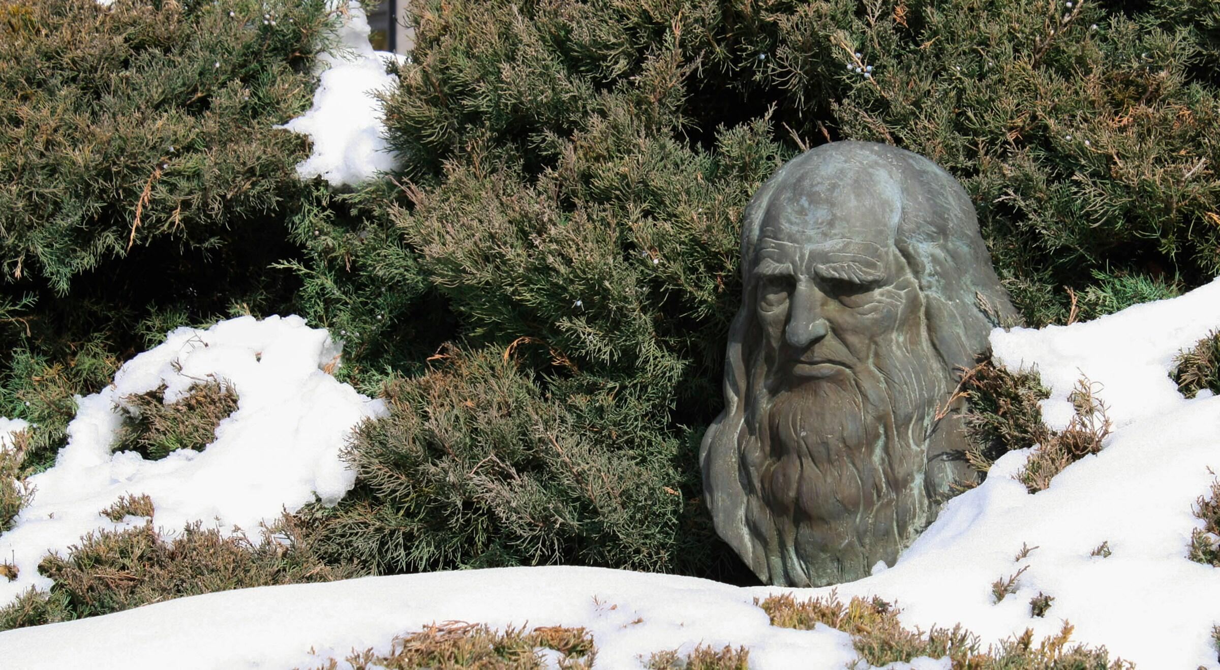 Leonardo szobor