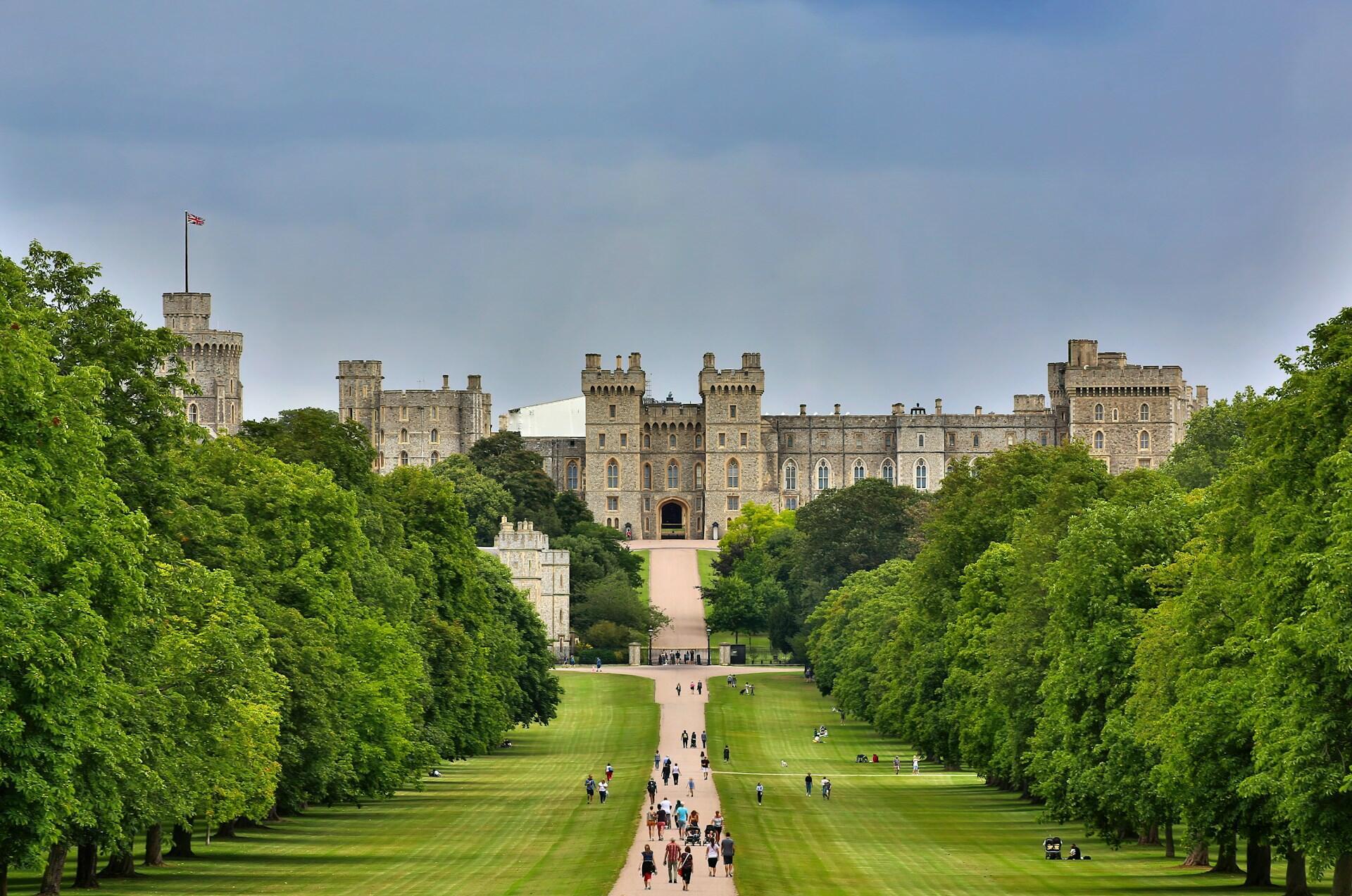 Panorámakép a Windsor Castle-ból, buja zöld tájakkal és a távolban a Temzével.