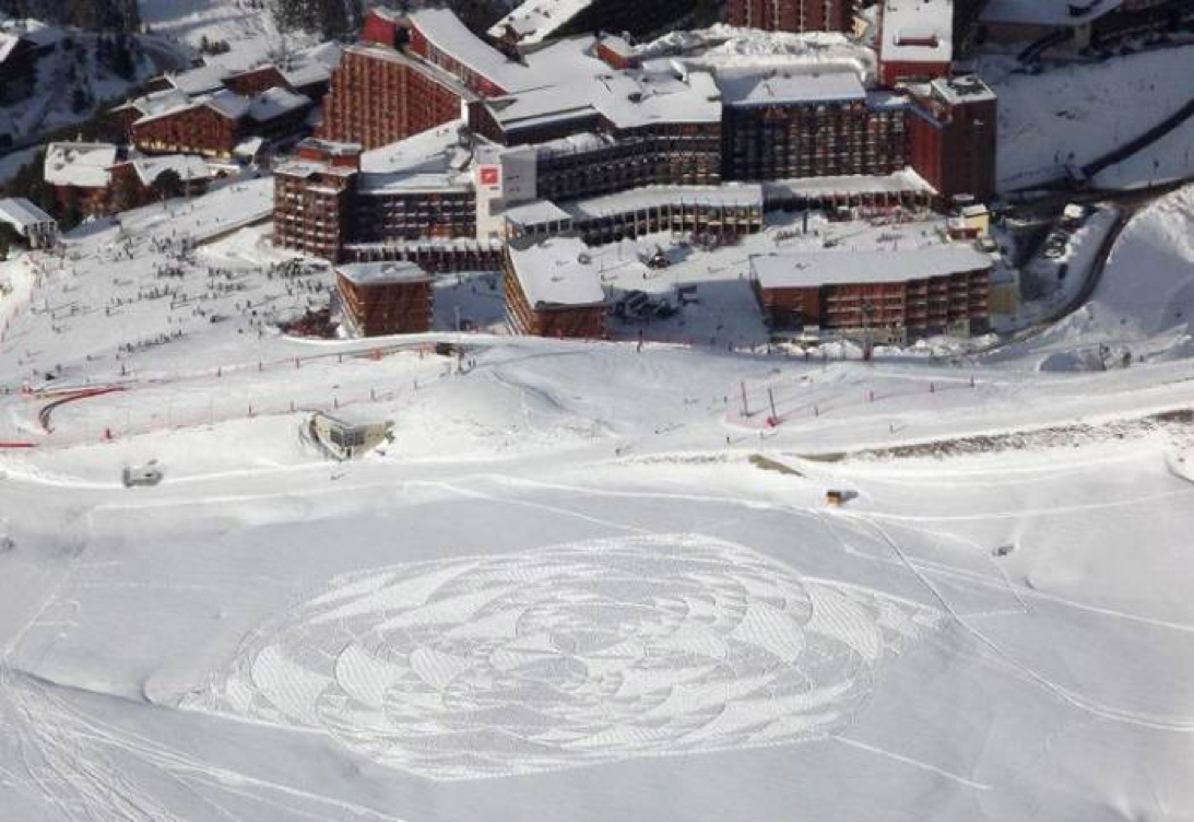 Gaya bebas seni kontemporer dengan salju