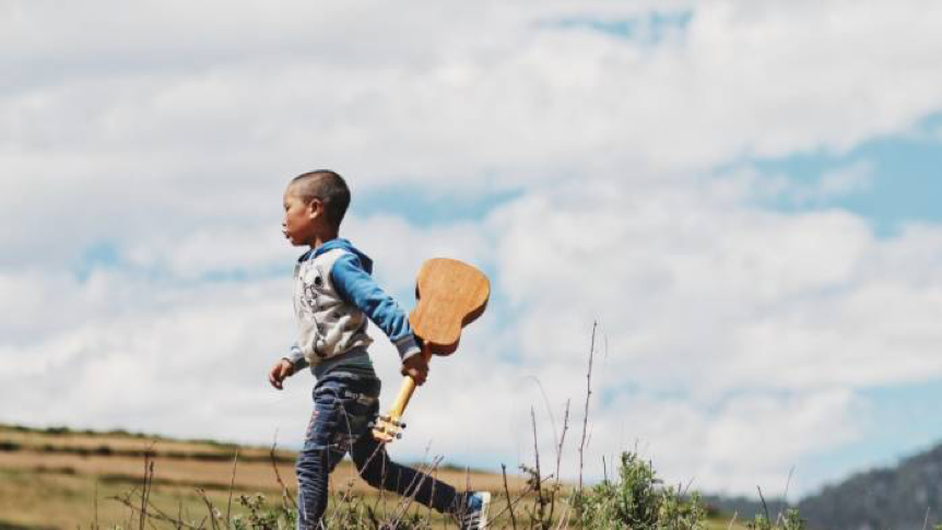 Belajar gitar sedari kecil