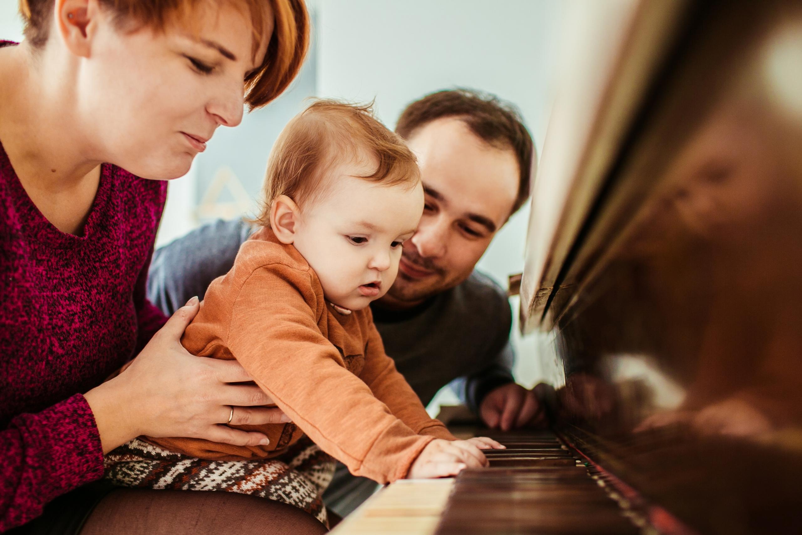 Gambar orang bermain piano