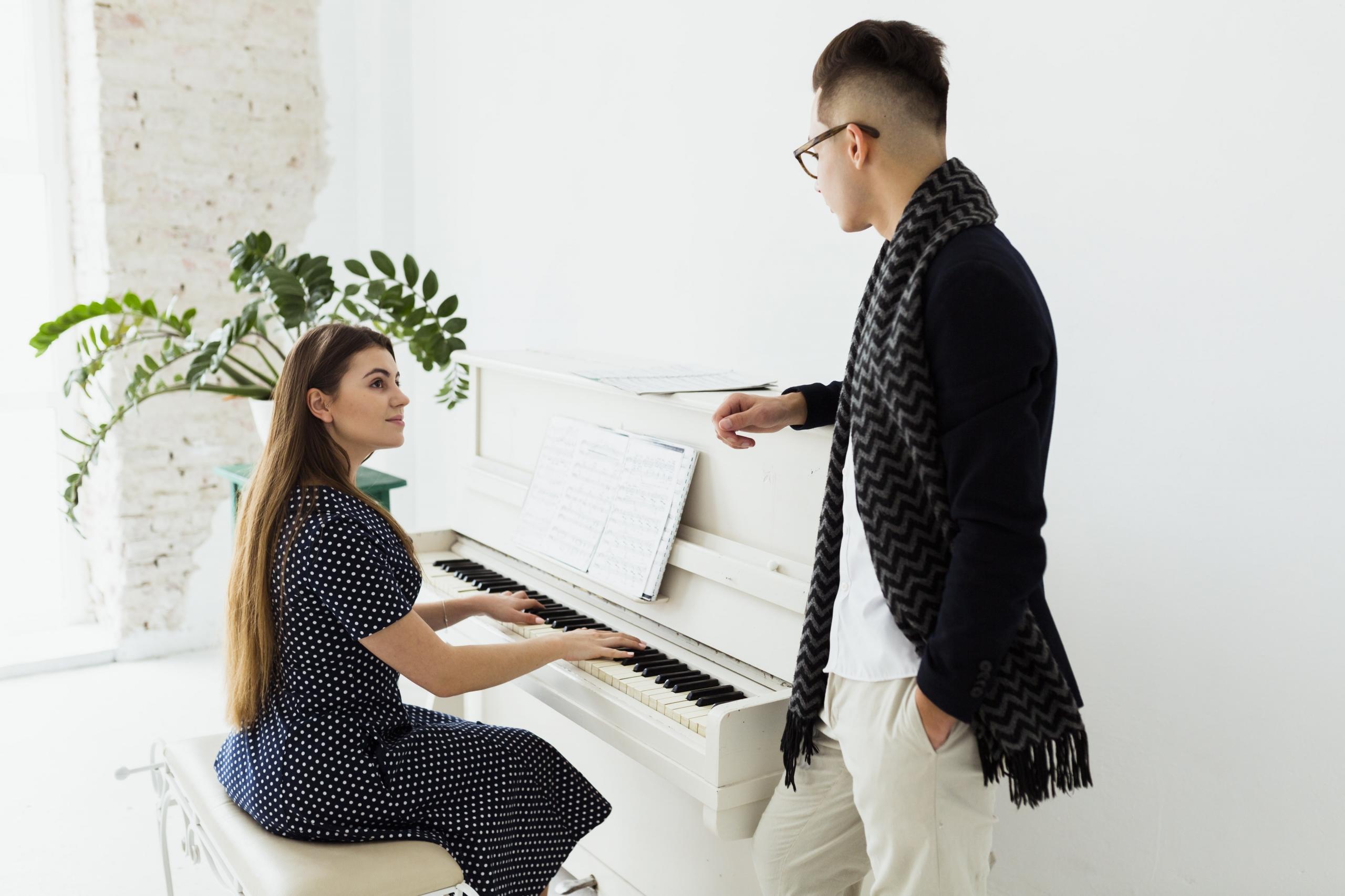 Belajar bermain piano