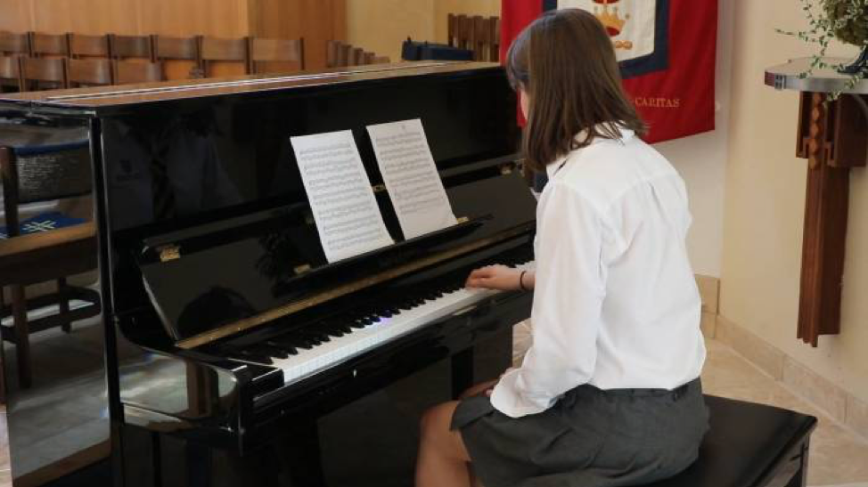 Diperlukan penyeteman selama beberapa kali untuk Piano Akustik