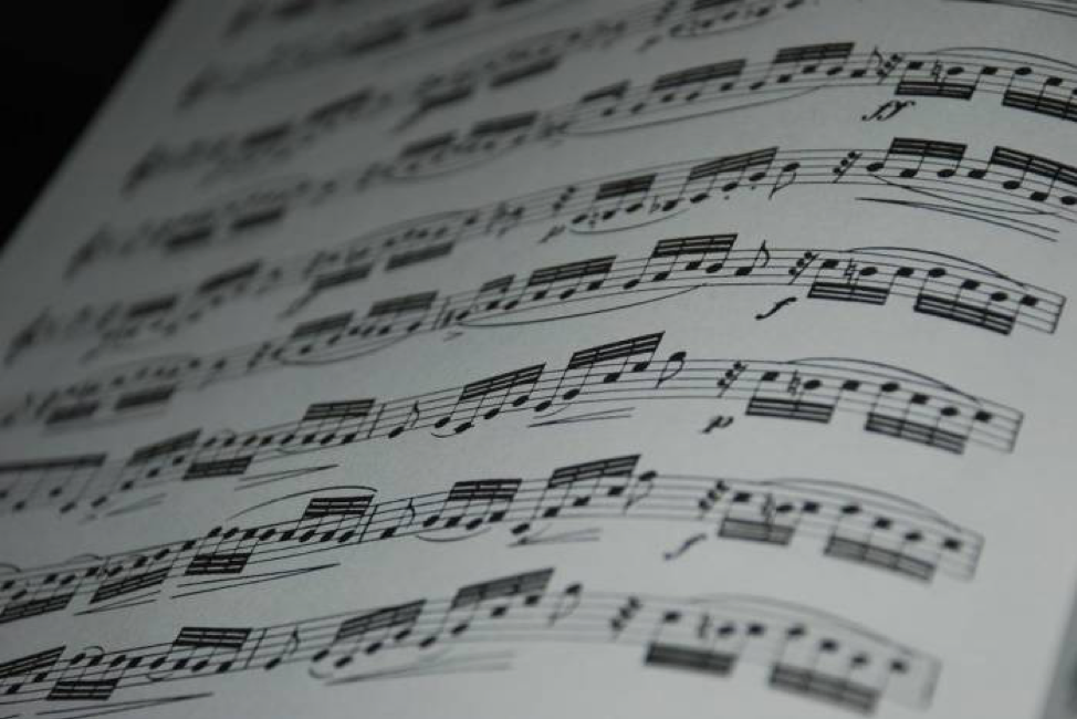 Bermain instrumen musik memiliki manfaat untuk diri sendiri