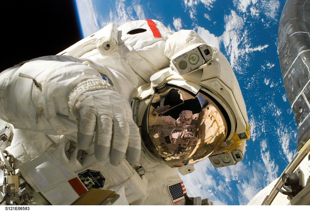 Anda harus mencari sendiri kata kata bahasa Jepang sehari hari jika anda seorang astronot