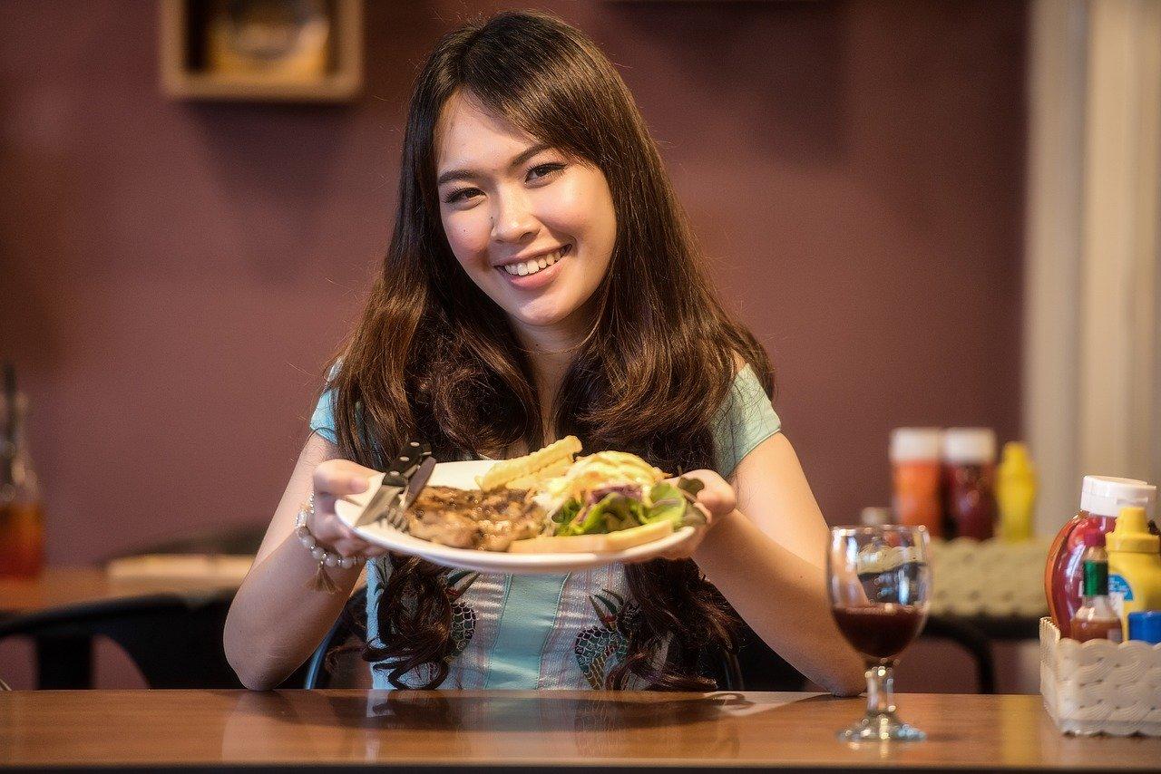 salah satu cara yang bagus untuk bertemu orang jepang yaitu dengan mentraktir dia makan, tentunya dengan kalimat jepang