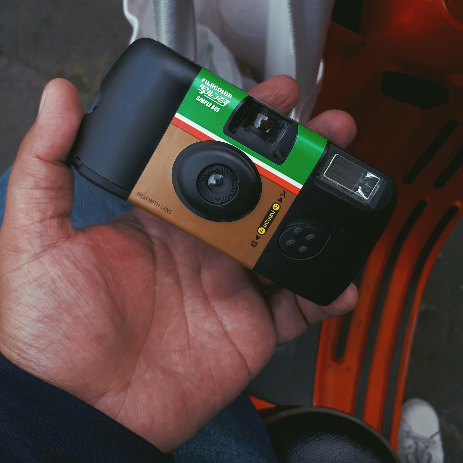 carilah kamera sekali pakai untuk foto candid