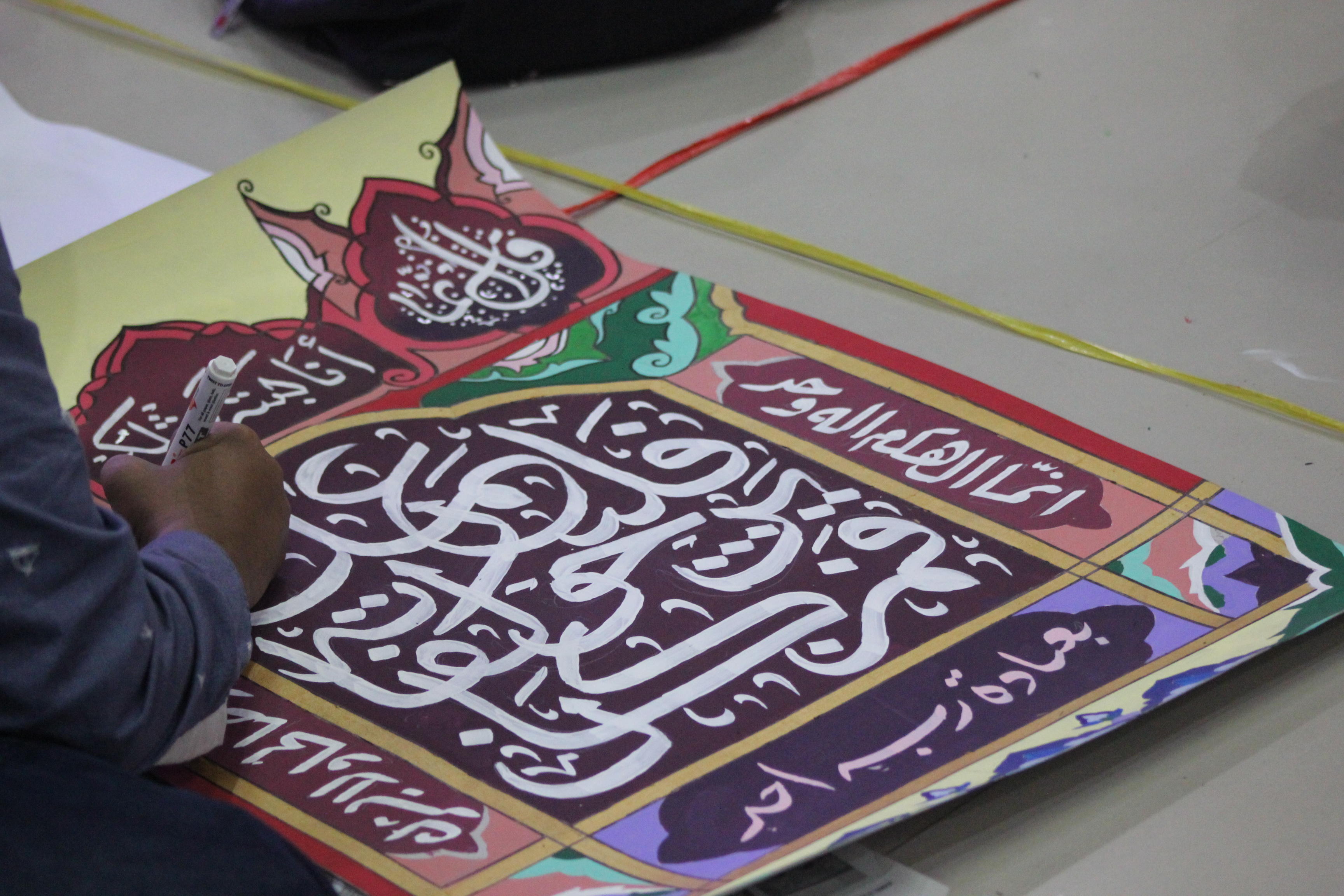 untuk melihat keindahan linguistik bahasa arab cobalah mainkan tanganmu untuk menulis kaligrafi