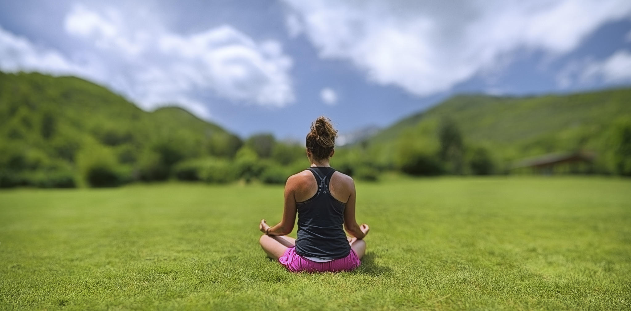 jalanilah kehidupan rutin dengan lebih bahagia dengan berlatih yoga setaip saat