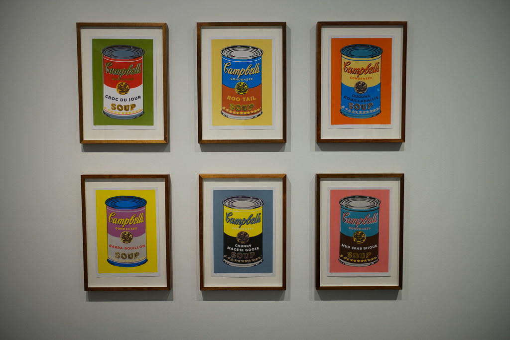 cat air digunakan oleh Andy Warhol untuk melukis