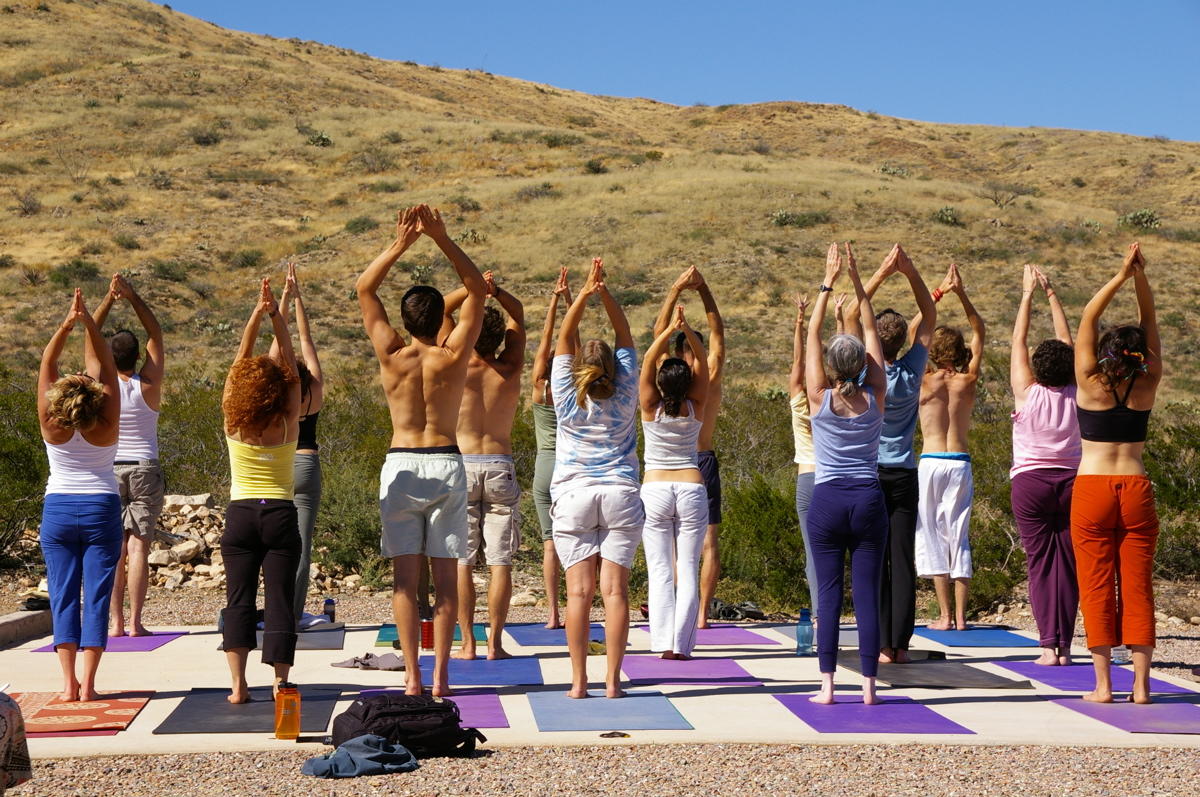 sun salutation adalah pose yang selalu dilakukan oleh yogi