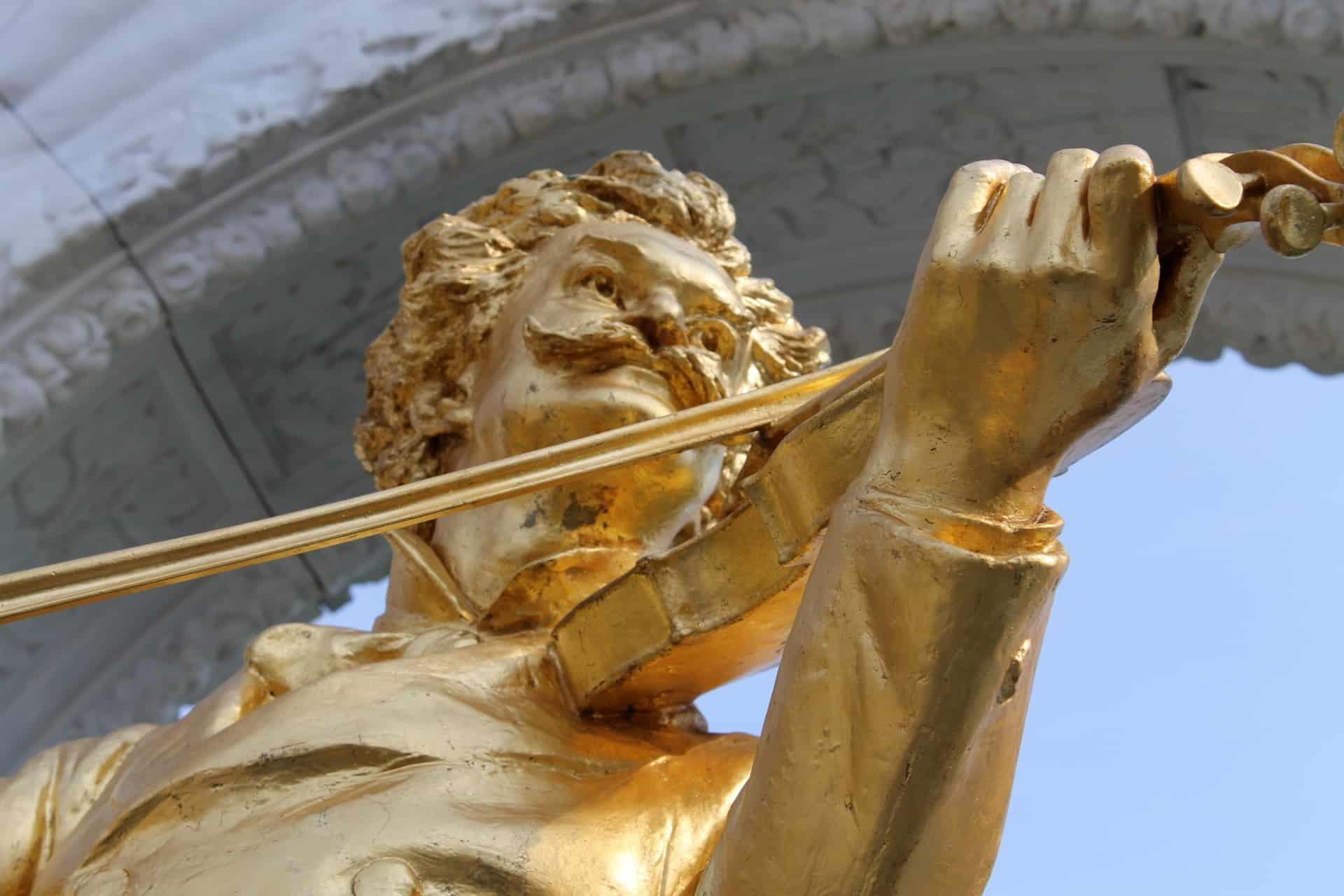 Johann Strauss banyak menciptakan musik untuk tarian