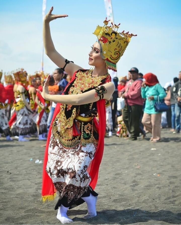 Kostum tari tradisional