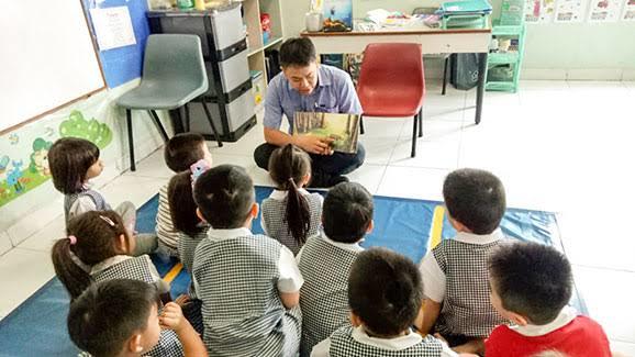 Melatih anak untuk berani membaca cerita di kelas