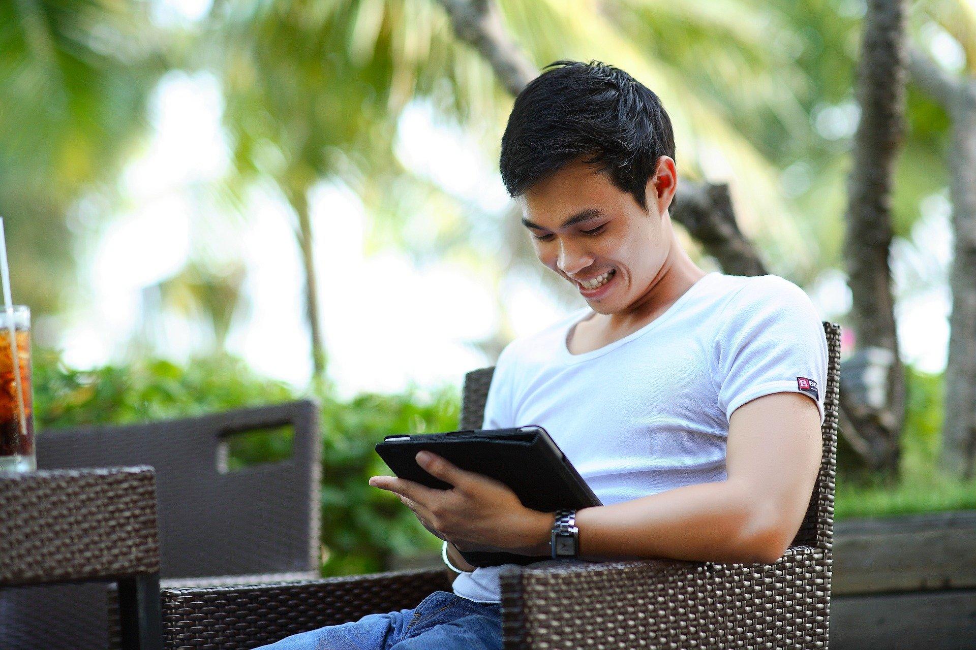 dengan platform online kita mudah menemukan tutor atau siswa