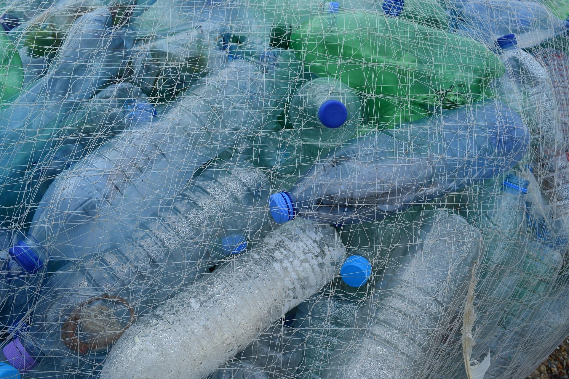 sampah plastik yang sulit di kelola menjadi salah satu produk utama industri