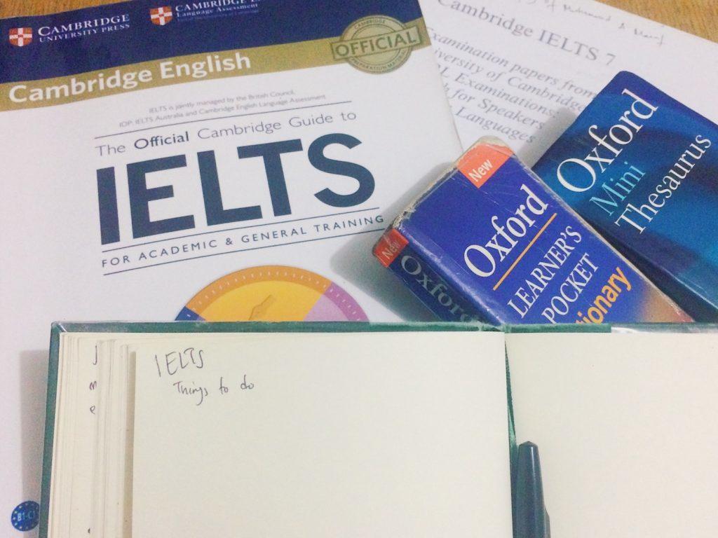 sangat mudah menemukan bahan belajar tes EILTS online dan buku