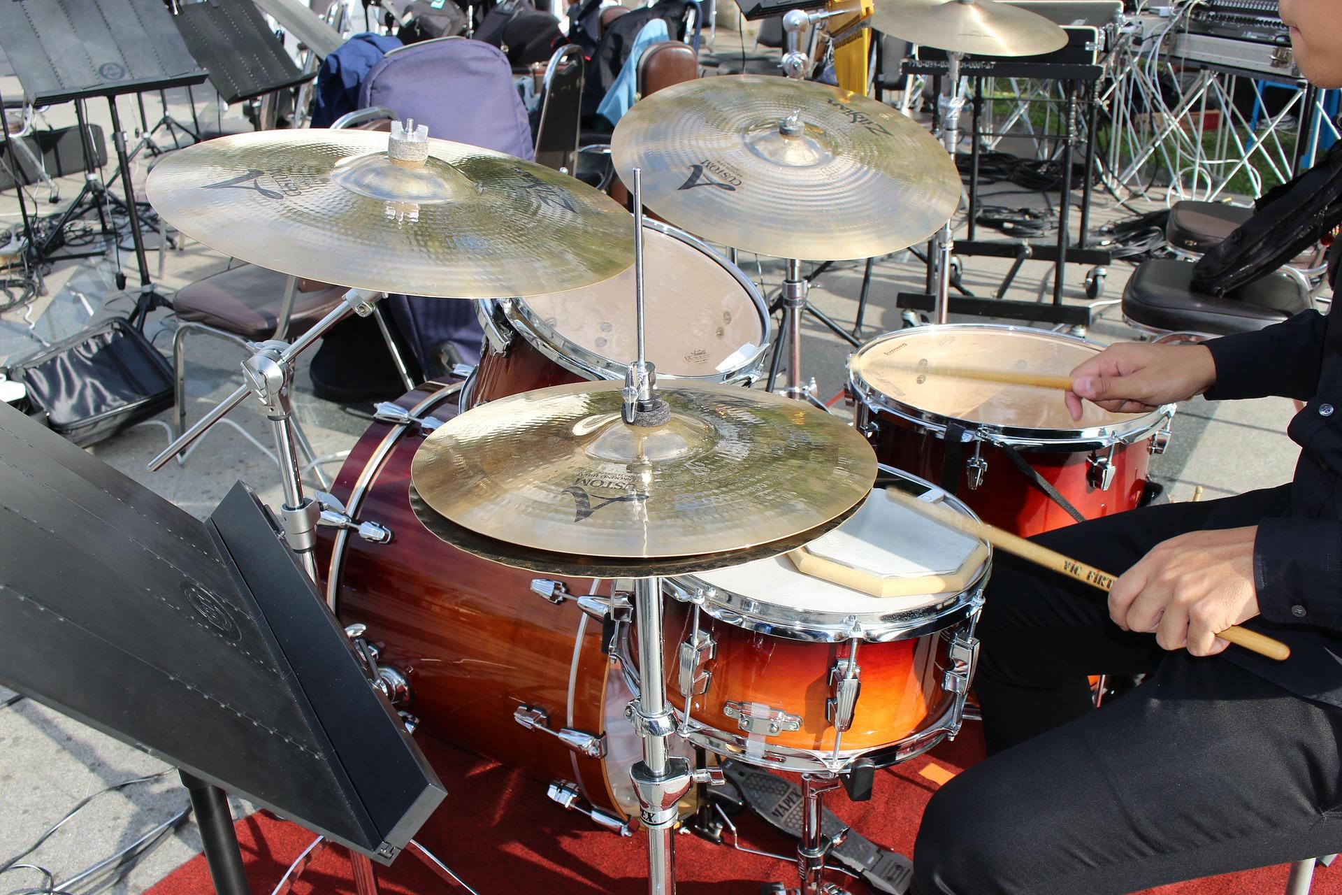 dalam groub band drumer orang yang menjaga tempo