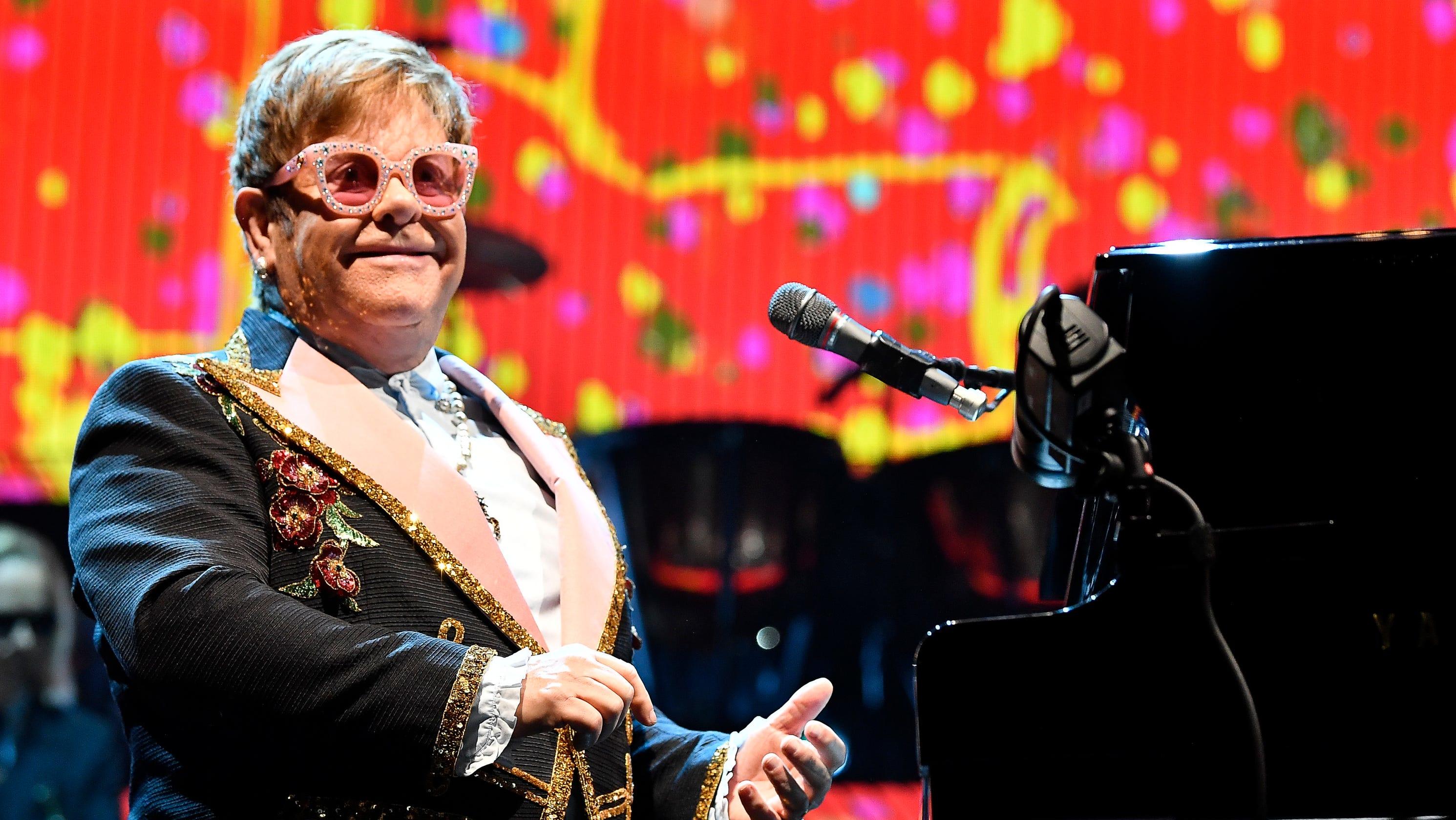 Elton John merupakan pianis terkenal di dunia
