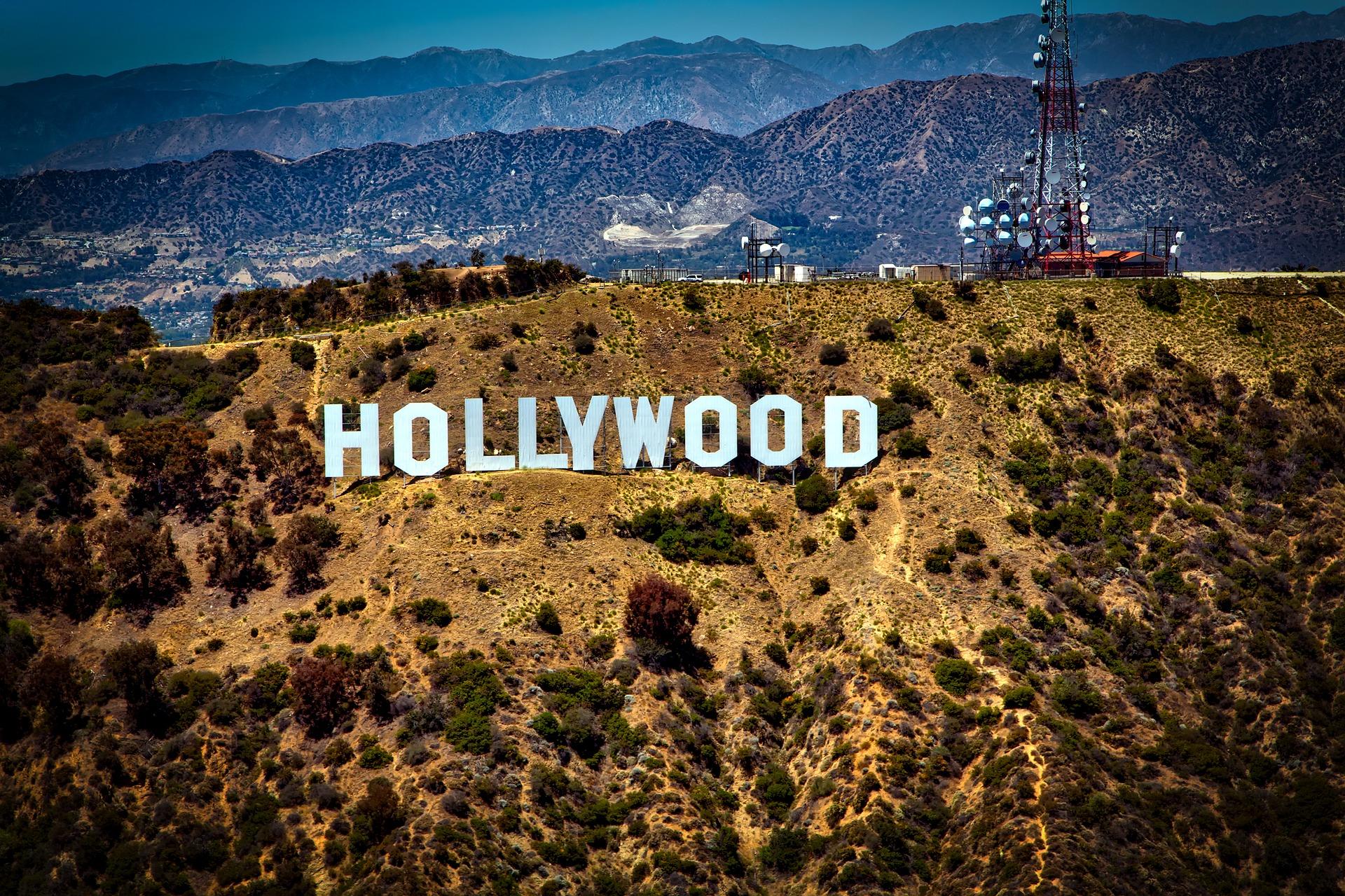 belajar dengan menonton film hollywood juga lebih baik