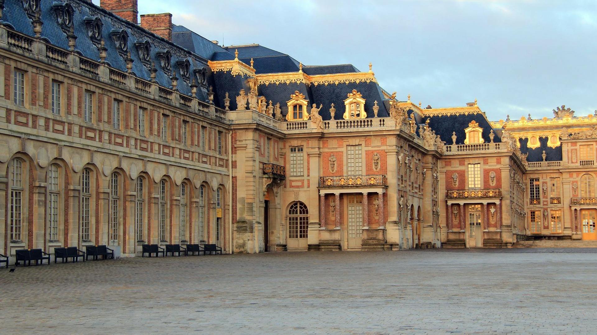 Pada Saat Muda Raja Louis XIV membangun Istana Versailles