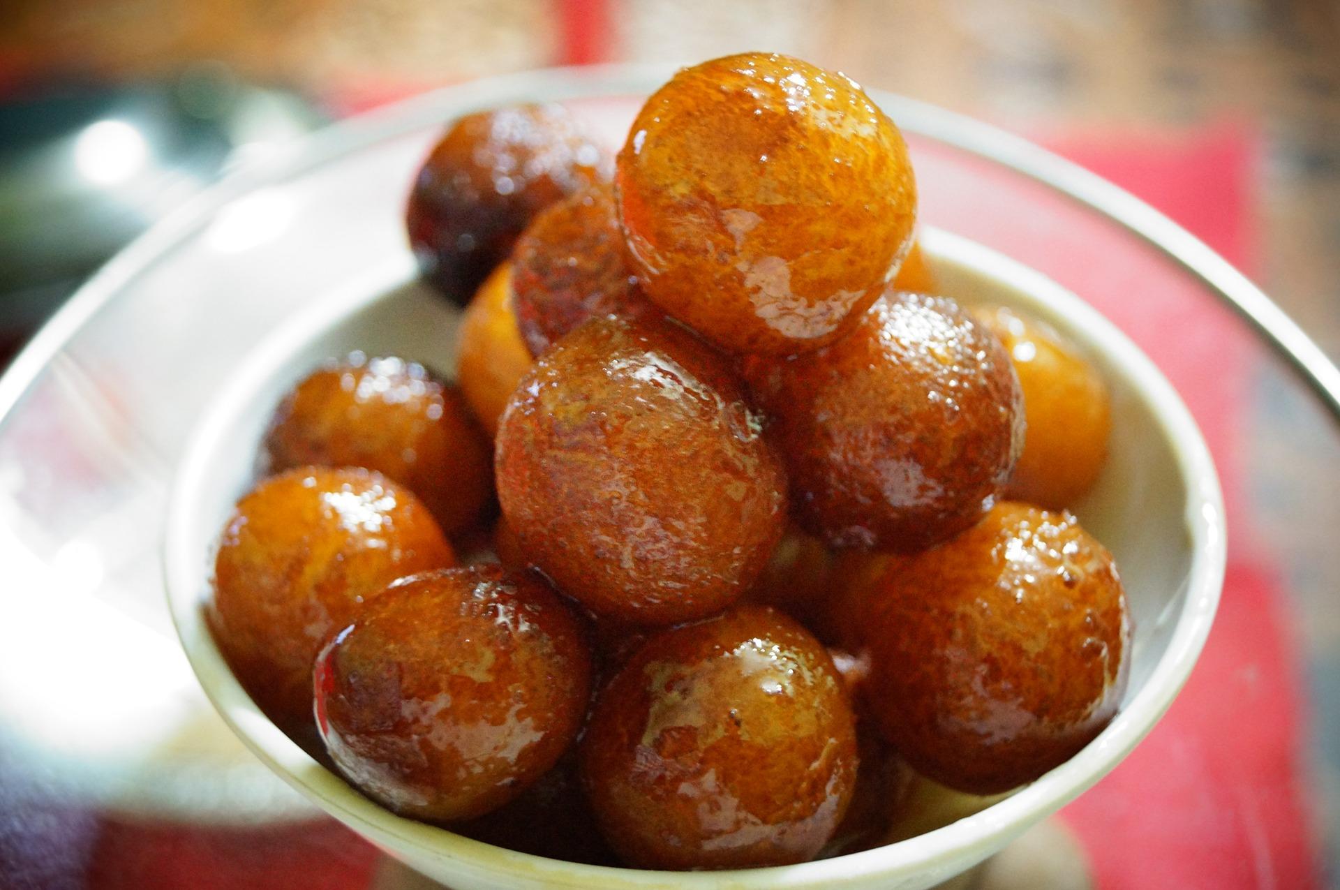 india mempunyai makanan penutup yang populer yaitu gulab dan jamun