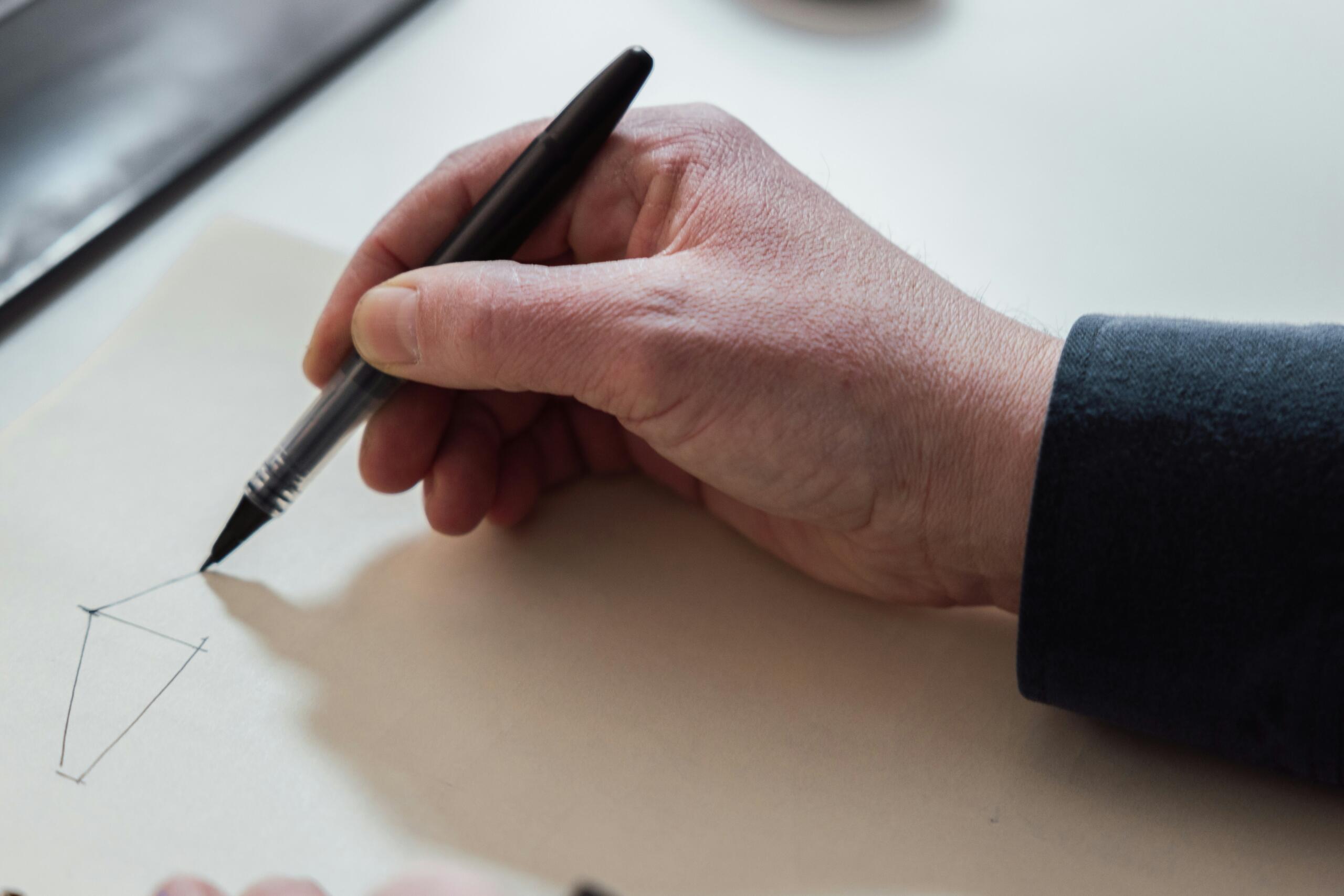 Menggambar menggunakan pulpen tidak semudah menggunakan pensil atau crayon