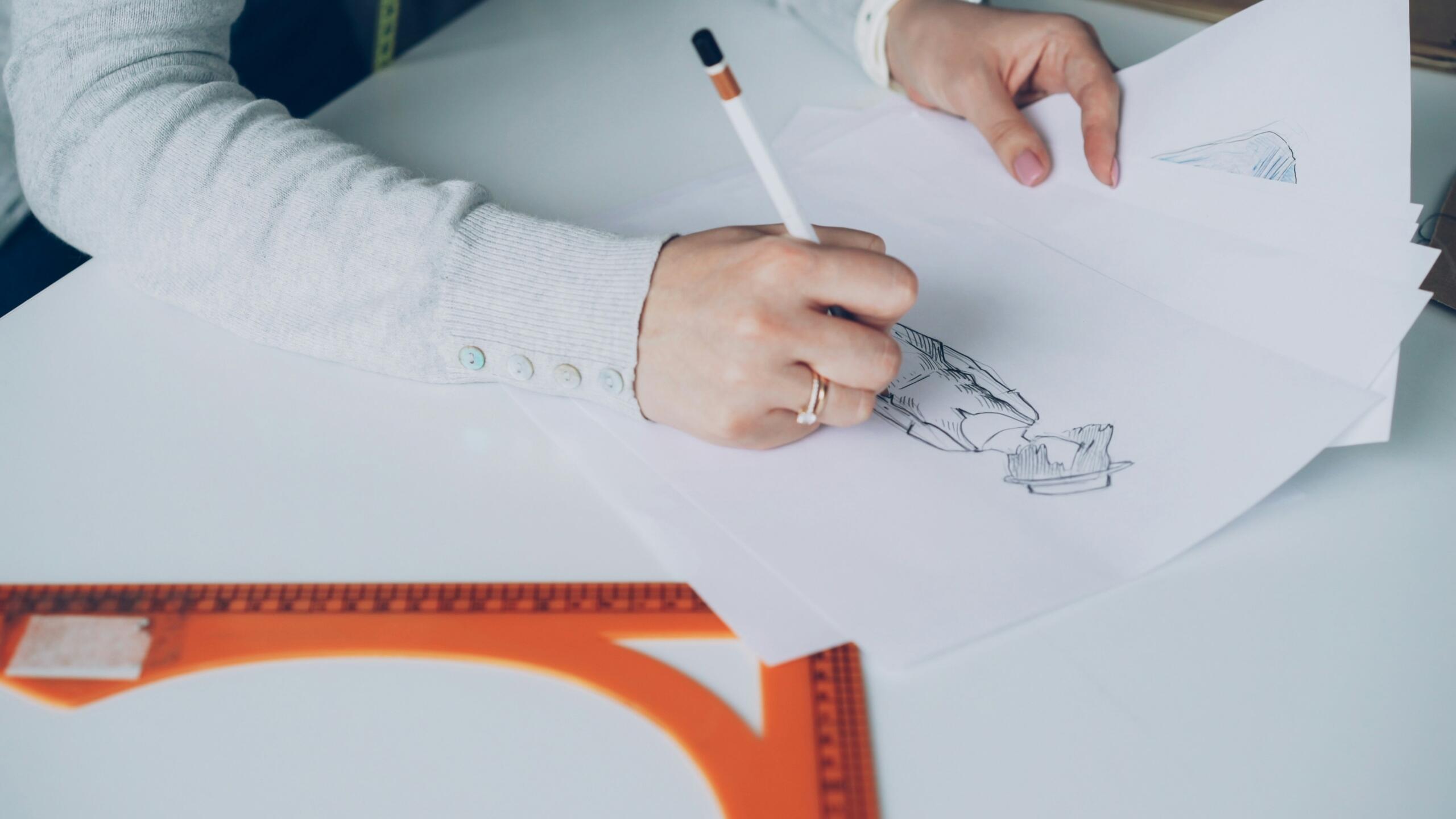 Menggambar pakai pulpen menuntut ketelitian sejak garis pertama dibuat