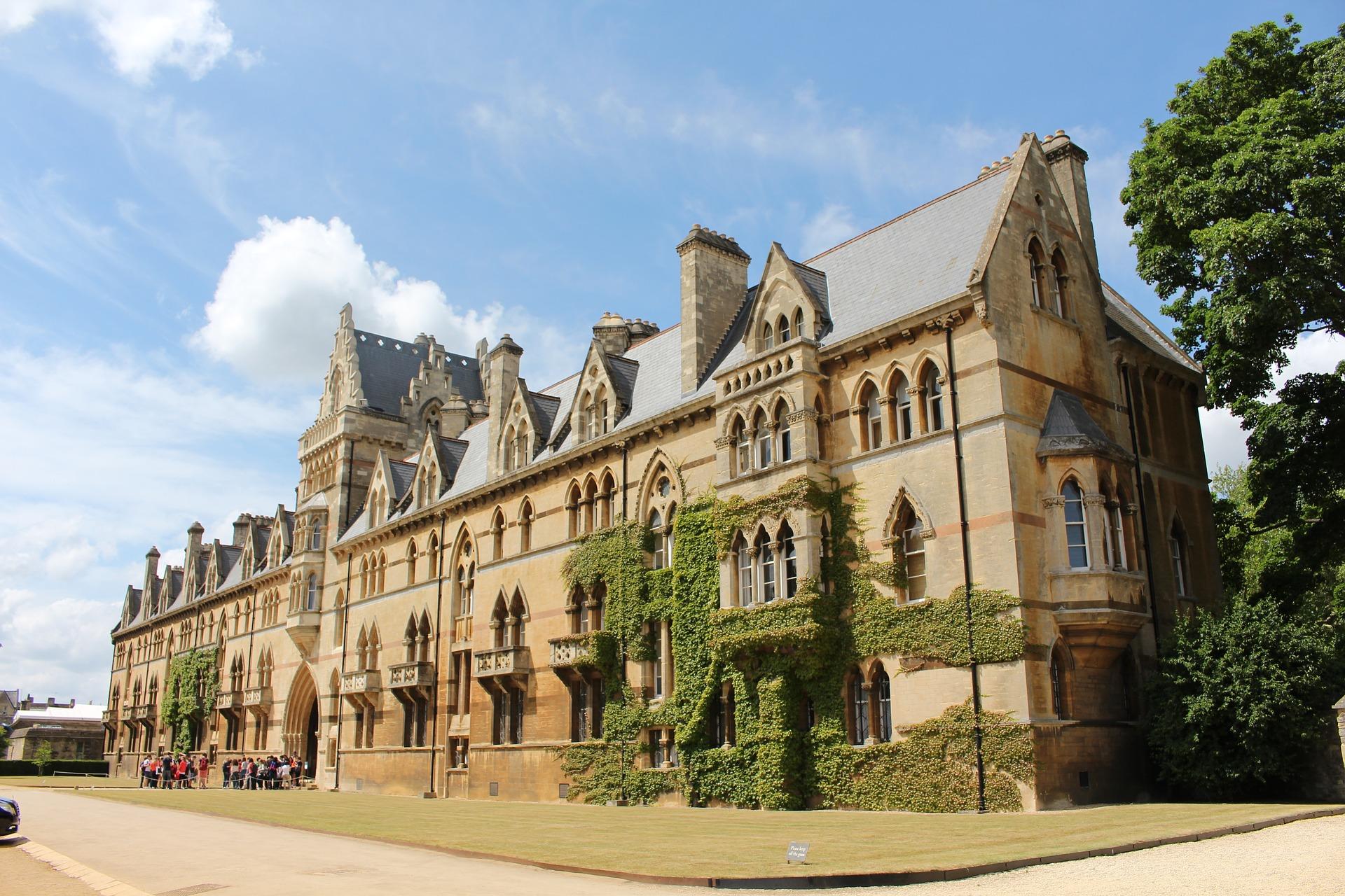 universitas oxford yang nampak megah