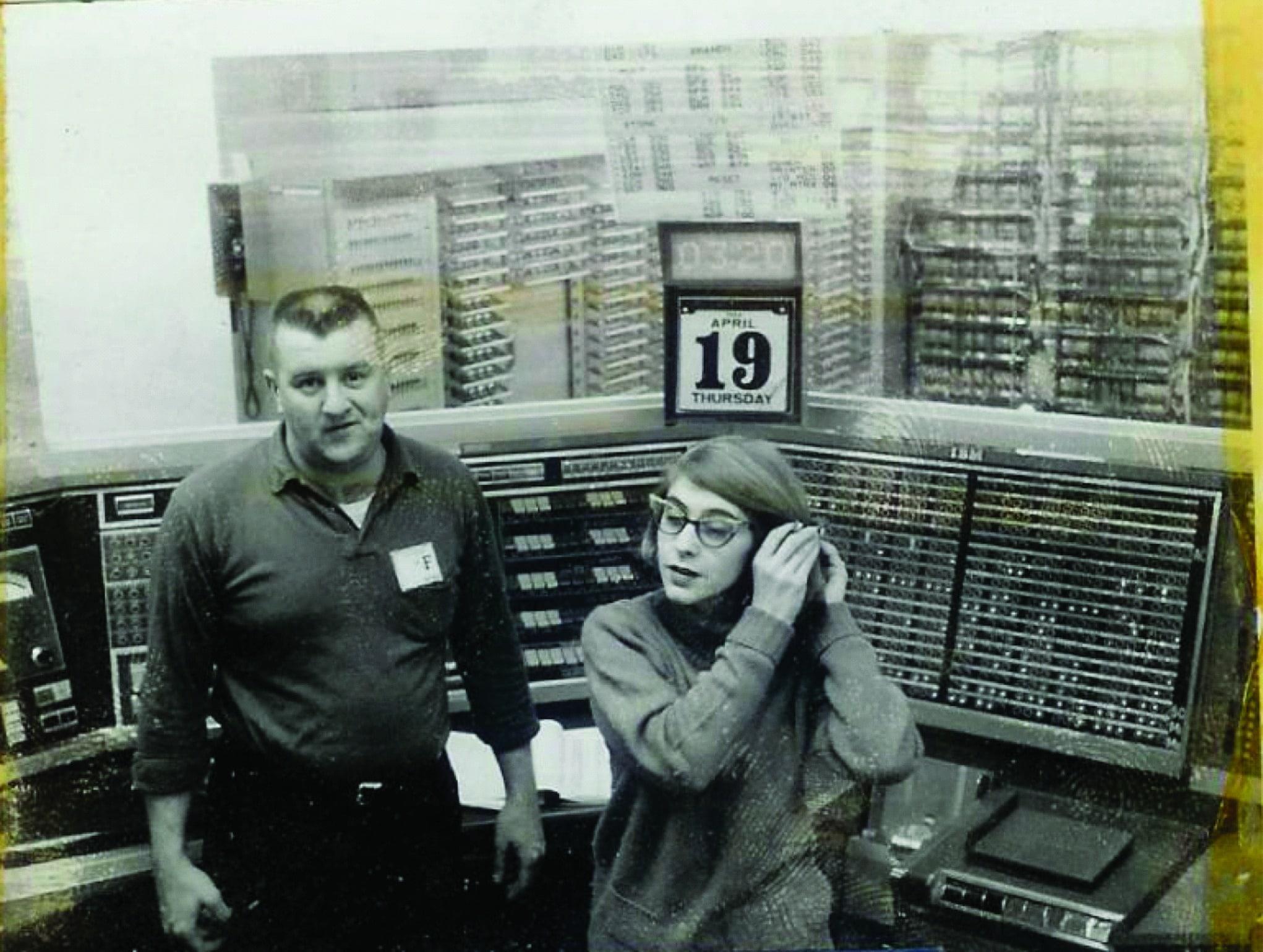 Margaret Hamilton melakukan pemrograman untuk misi Apollo 11