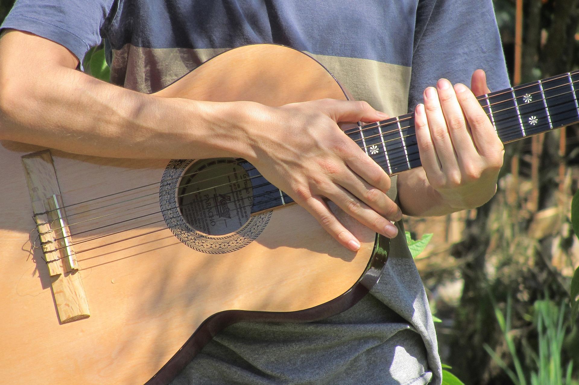 Bahasa Spanyol tenamisalnya melalui musik
