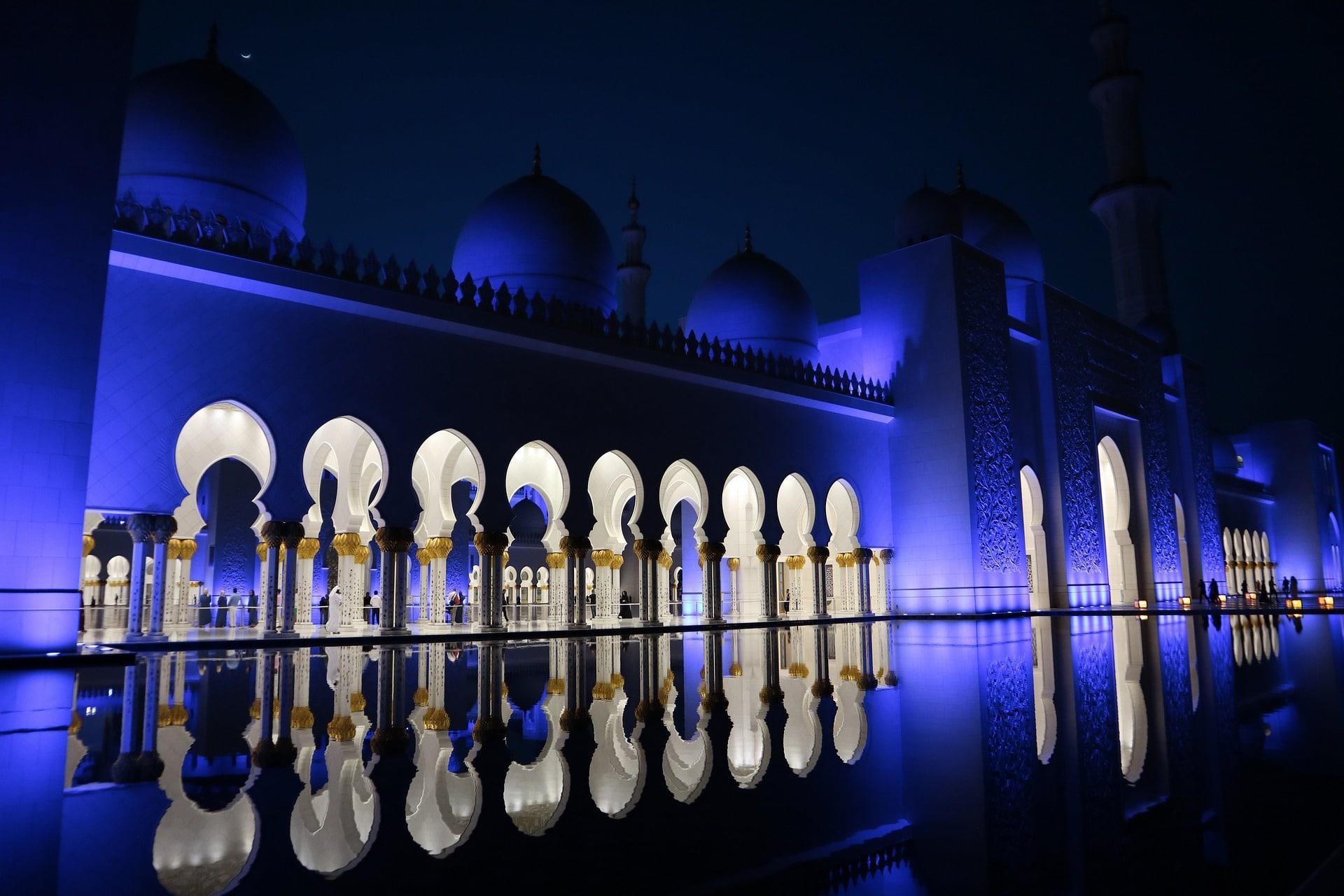 Mempraktikan agama Islam belajar bahasa dan Alfabet Arab