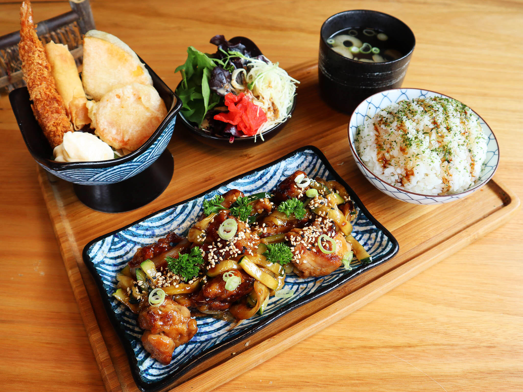 Isi dari teishoku bermacam-macam, namun umumnya ada makanan pokok, lauk utama, pendamping, acar, dan sup; source: Ichiro Izakaya