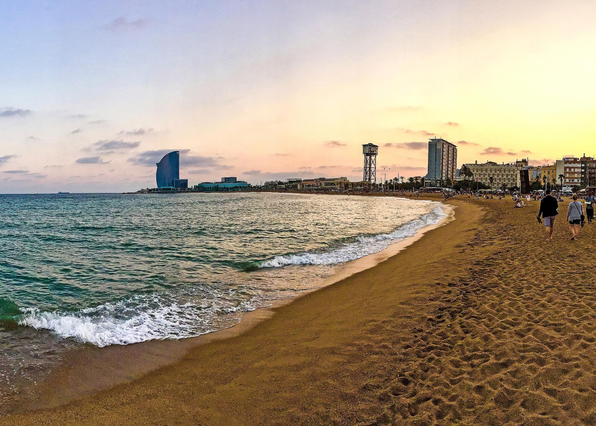 menggunakan pakaian renang di pantai Barcelona