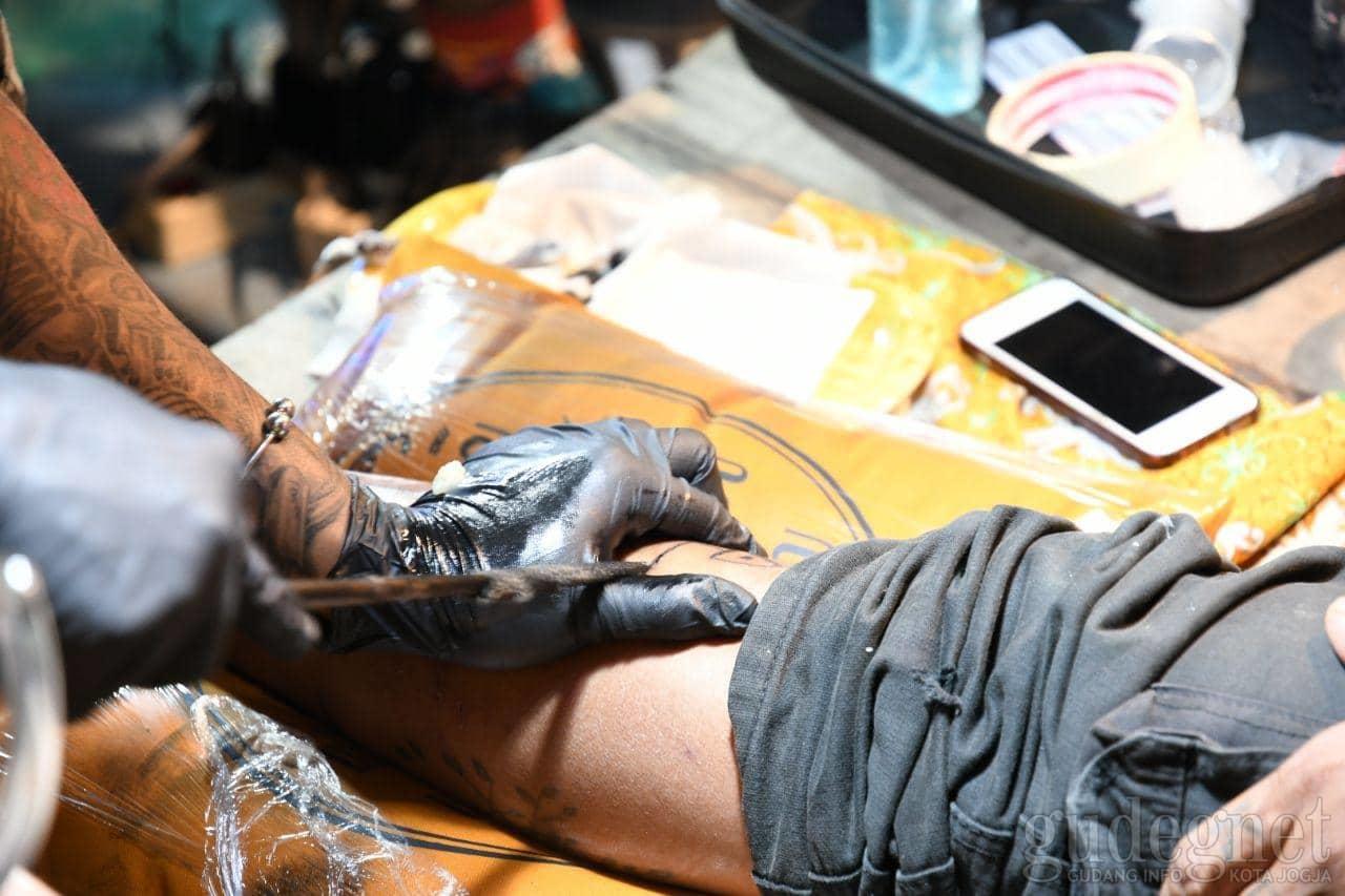 Hiroshi menggunakan jarum dan teknik tebori tradisional.