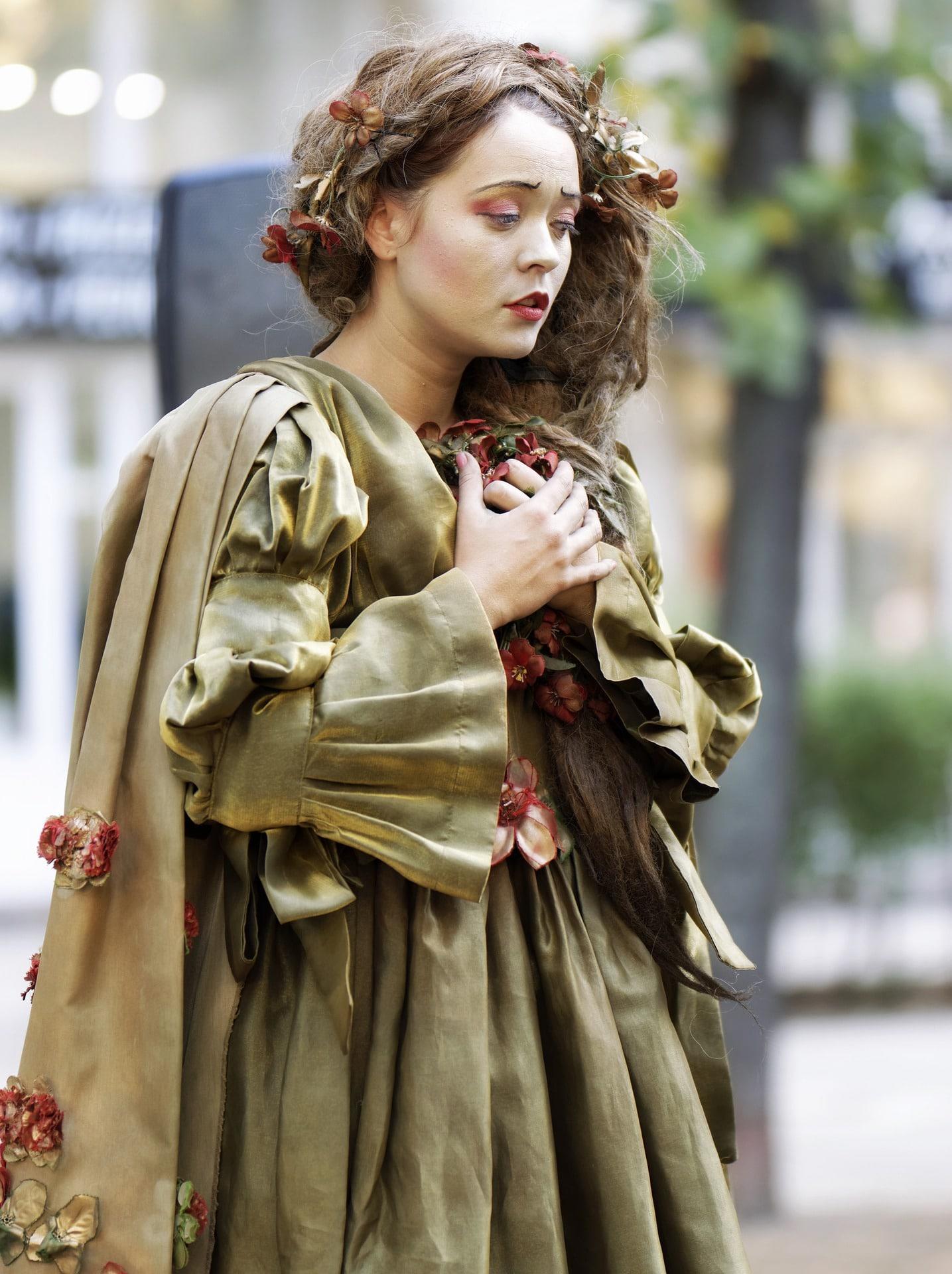 Mememrankan peran klasik dengan sastra klasik