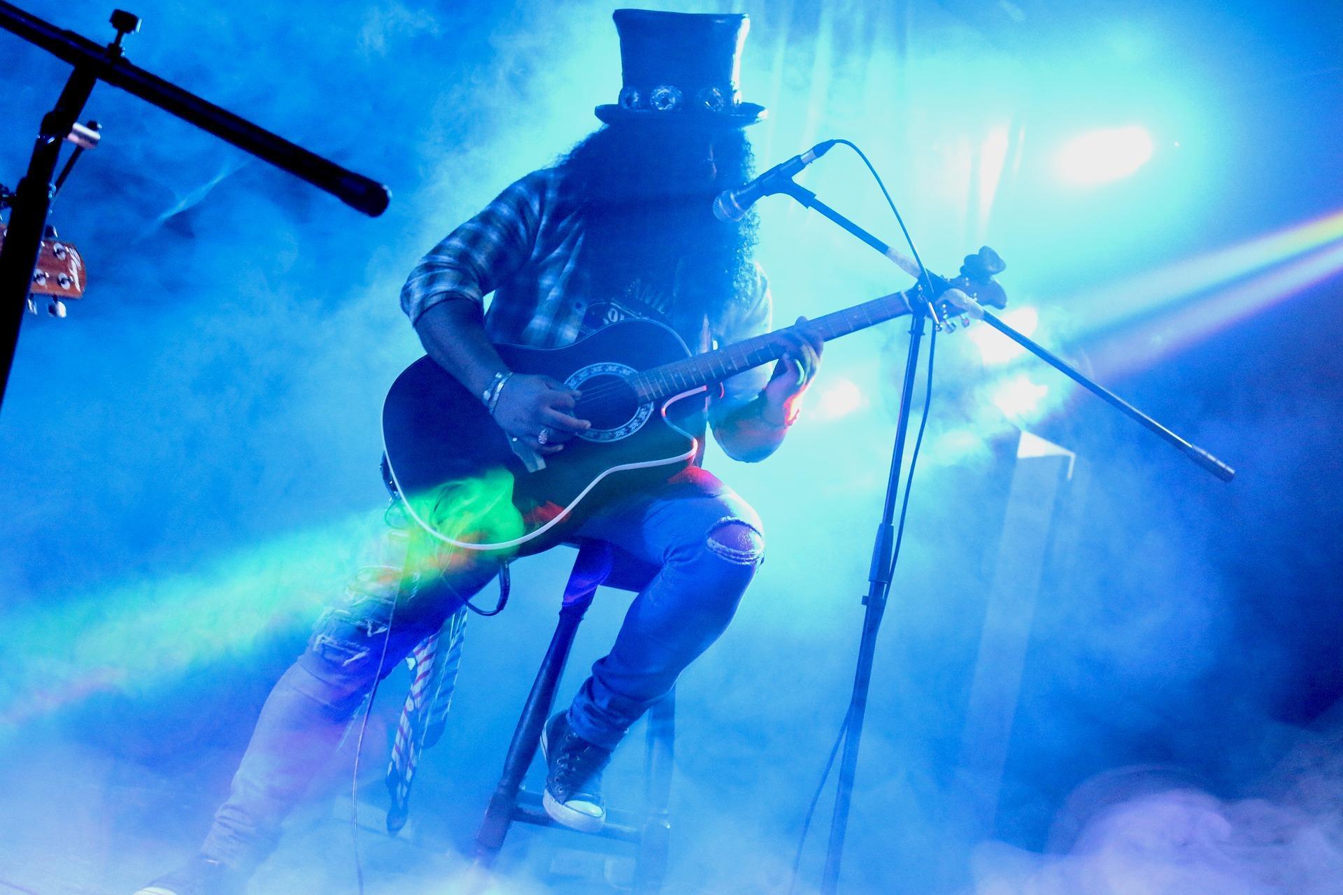 mendapatkan posisi duduk dan cara memegang gitar yang nyaman agar membuat permainan anda lebih baik