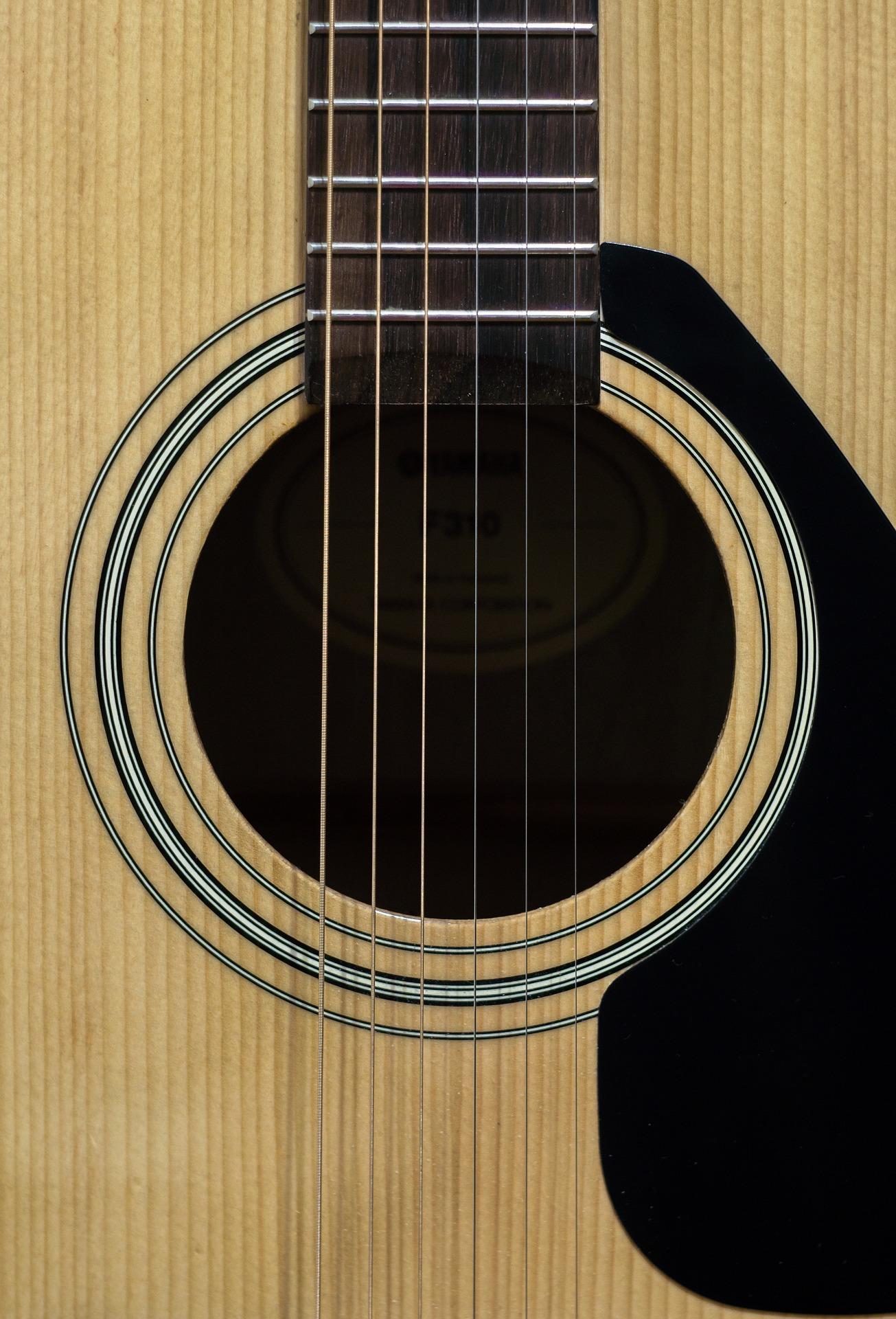 Biaya diperlukan untuk merawat senar gitar